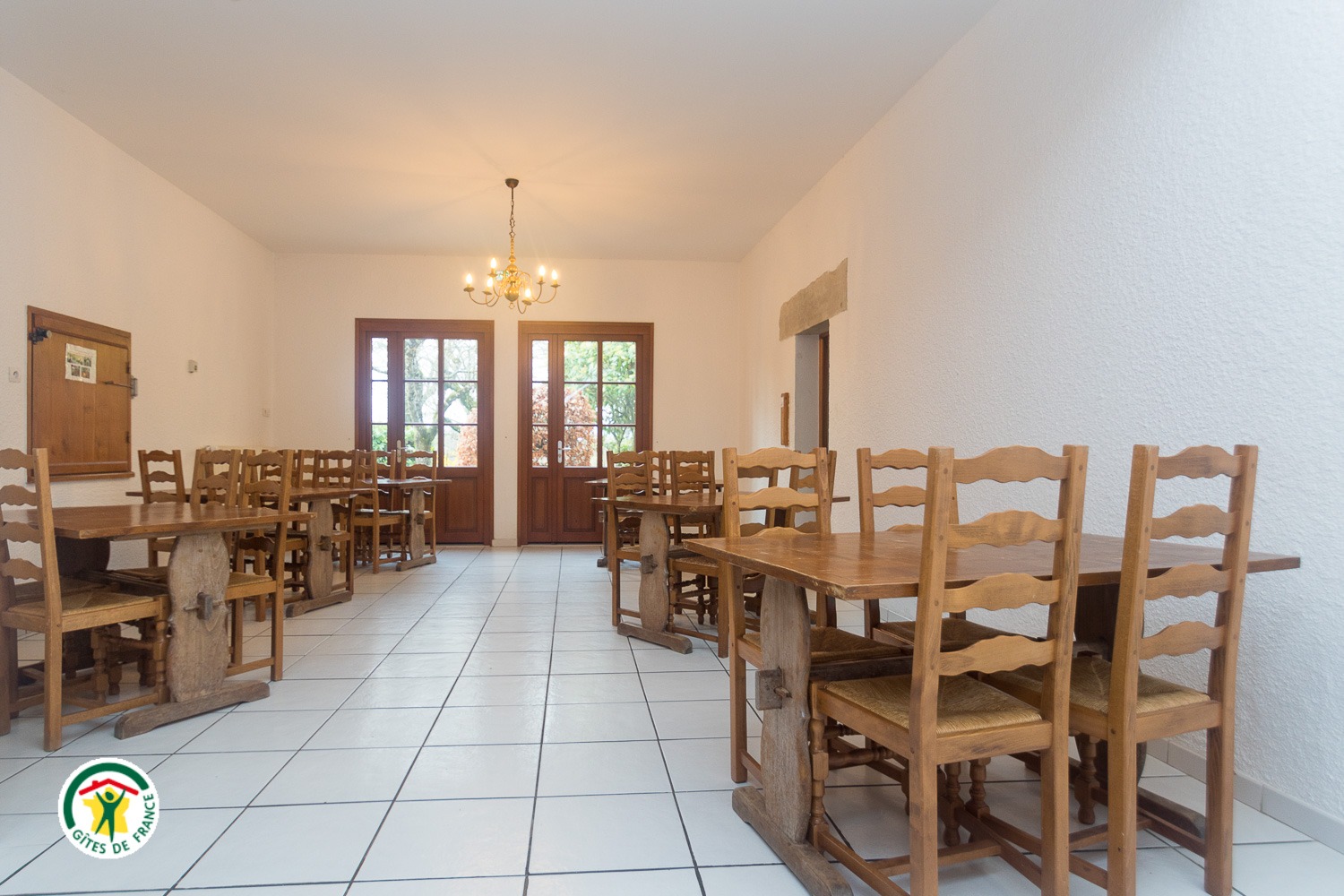 Salle à manger principale avec passe-plats vers la cuisine