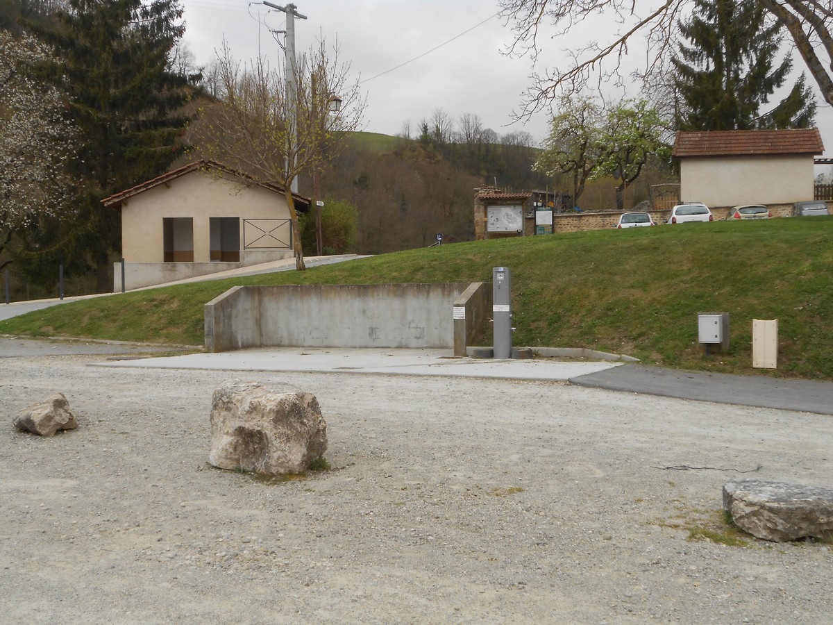 Aire de Service camping-car_Saint-Antoine-l'Abbaye