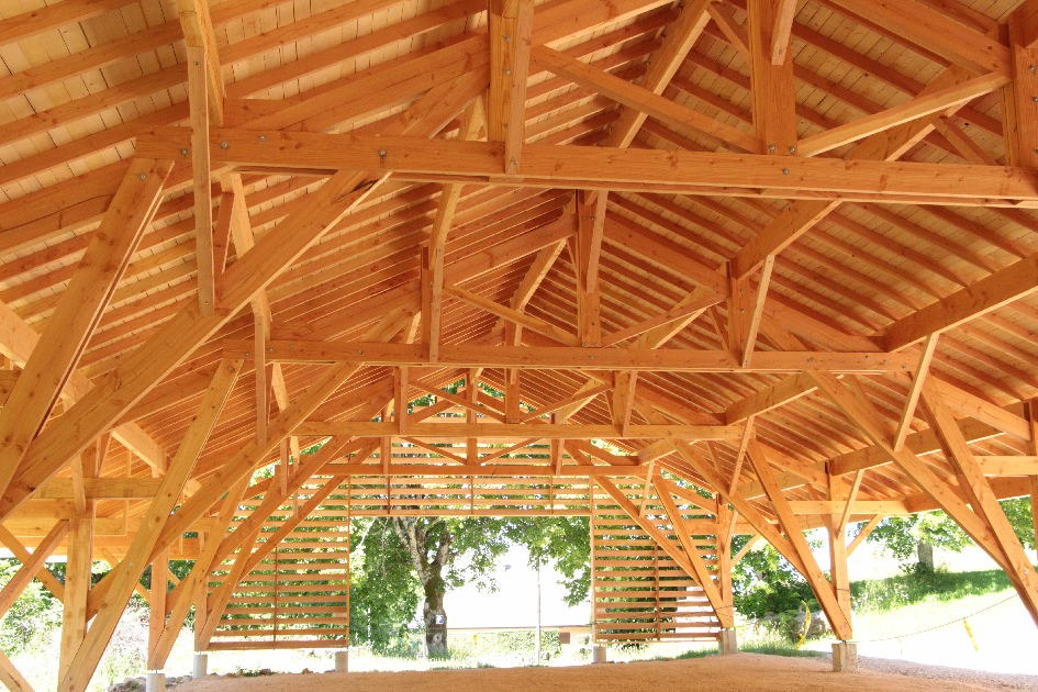 Une grande halle en charpente traditionnelle accueille vos activités récréatives. L'hiver, elle sert aussi de parking couvert.