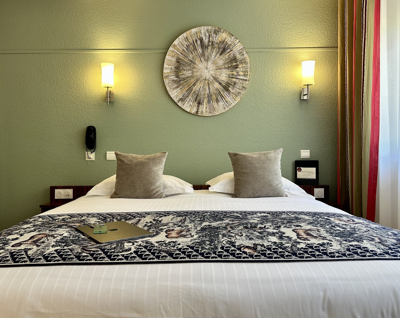 CHAMBRE GRAND LIT/BAIN