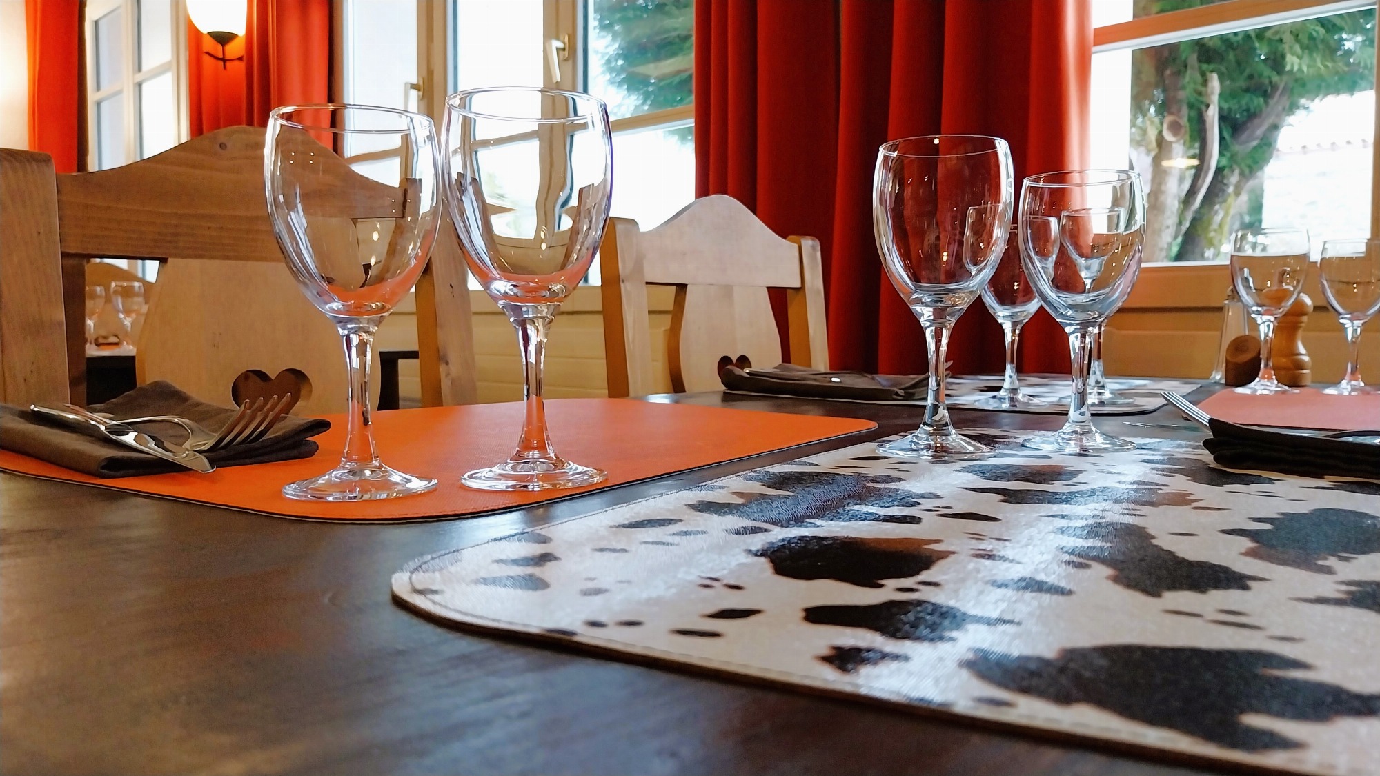 Table dressée pour quatre convives près de la fenêtre