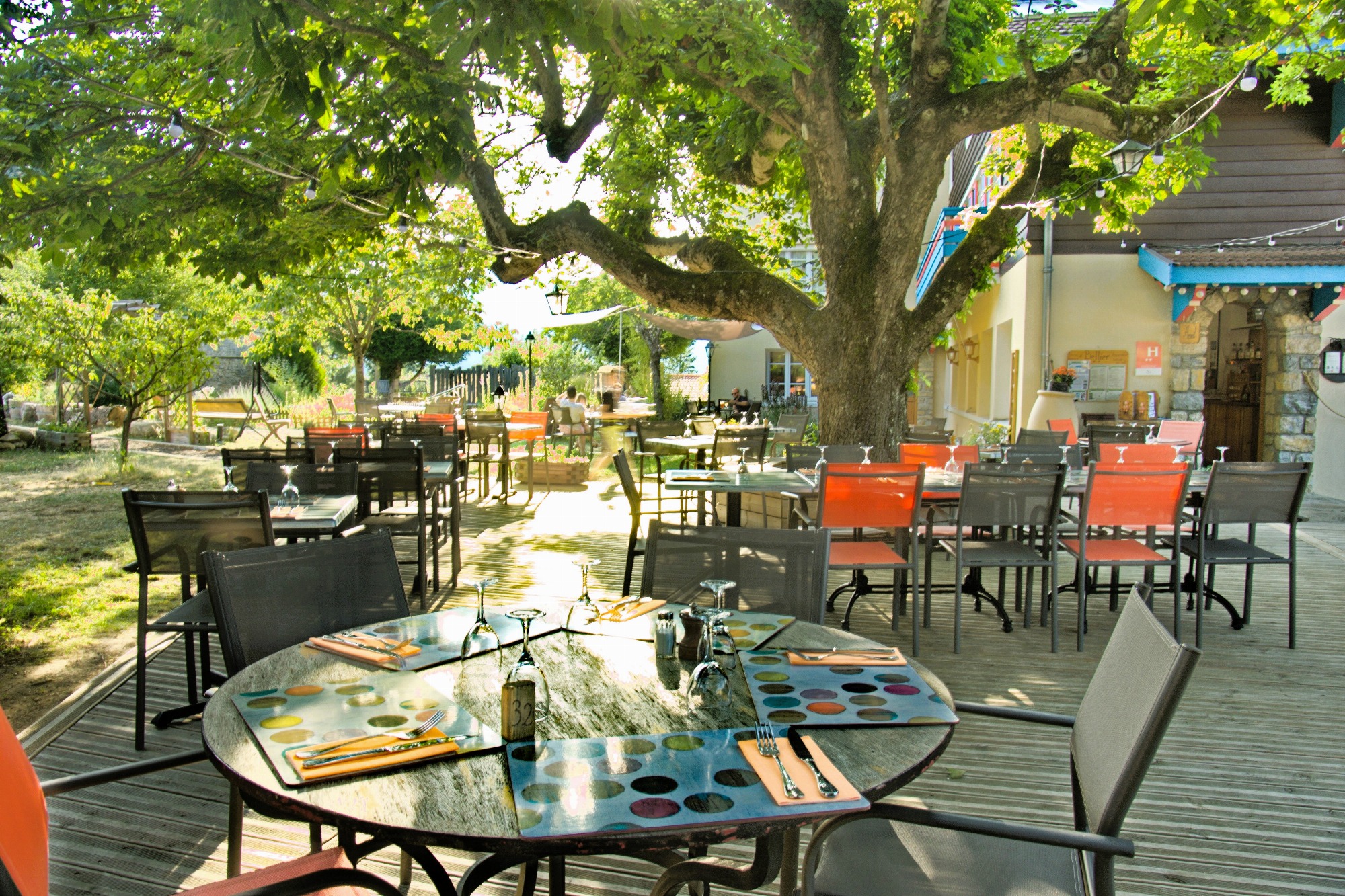 Grande terrasse arborée propice à un moment de détente
