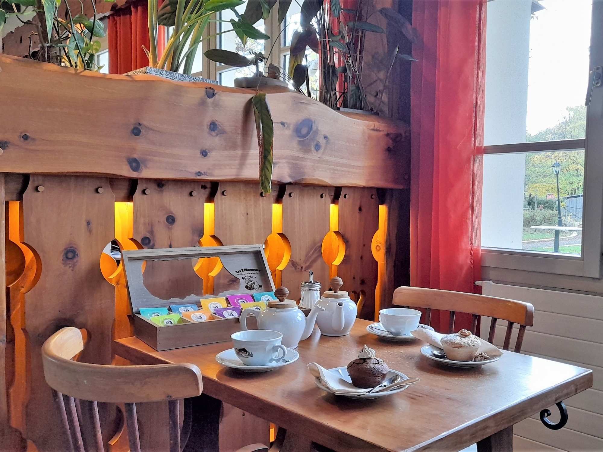 Table dressée avec thés, infusions et muffins maison
