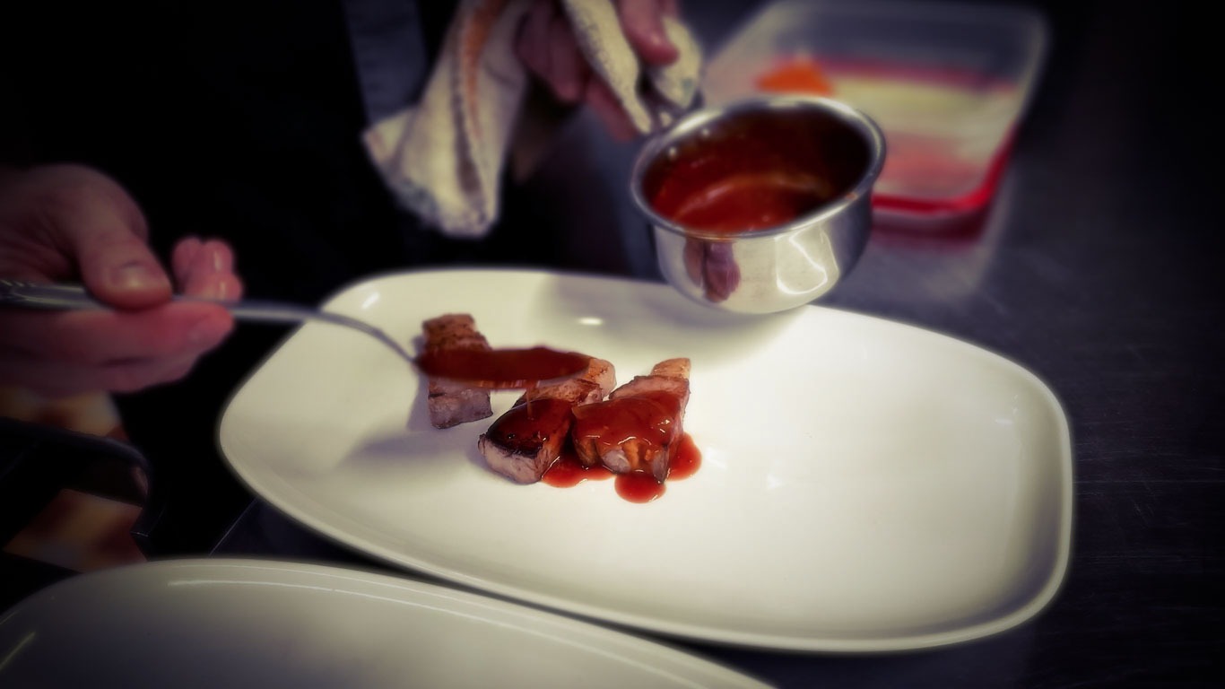 Service d’une viande en sauce préparée avec soin