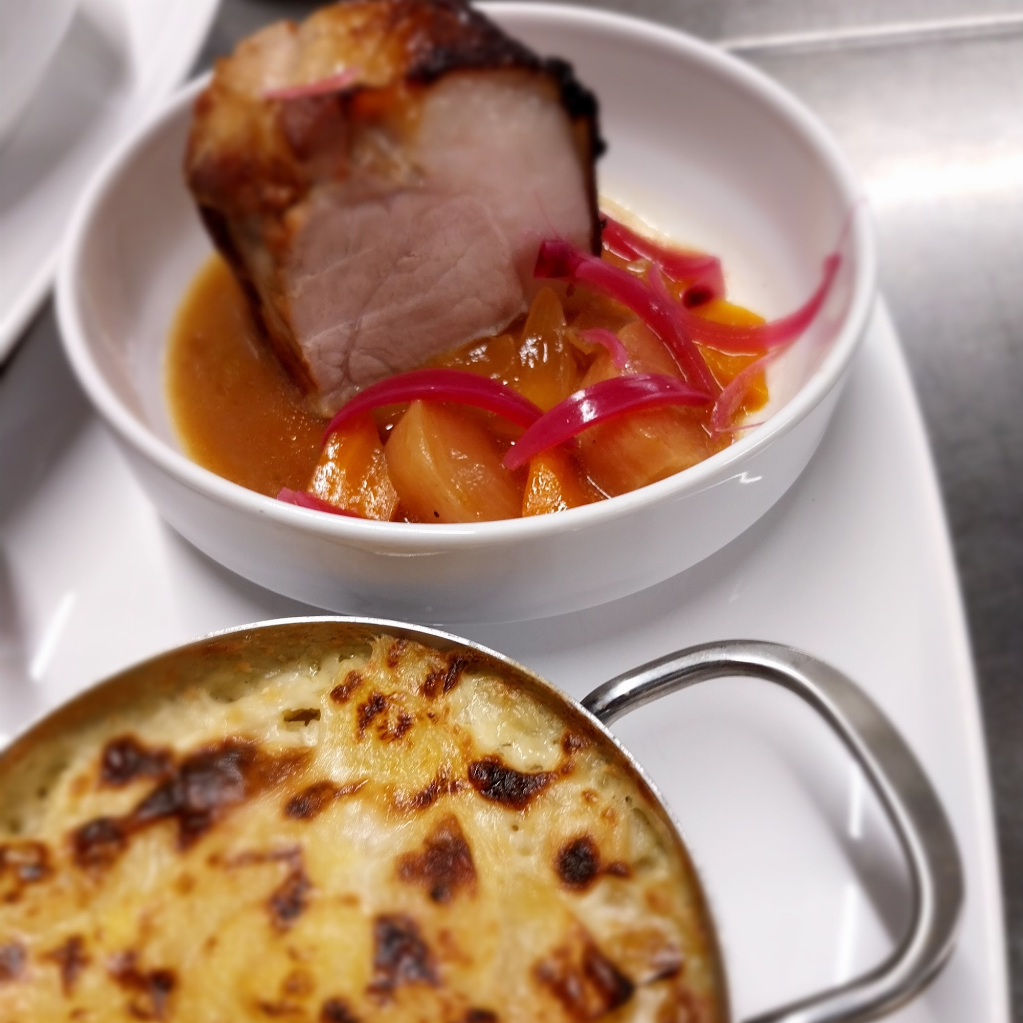 Porc en sauce accompagné d’un gratin