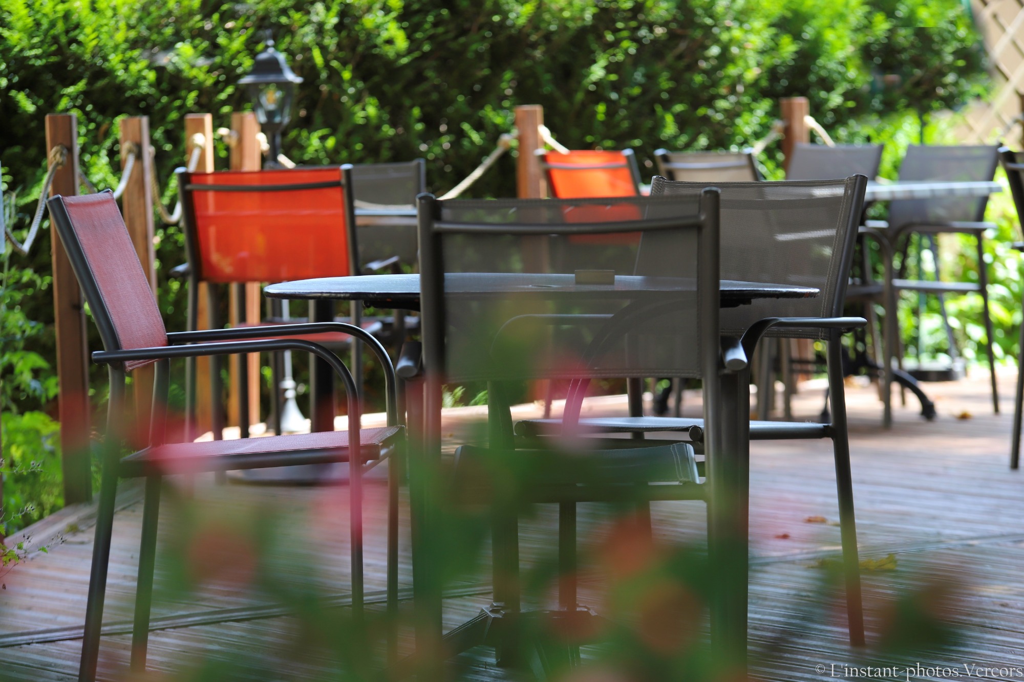Espace extérieur calme et verdoyant du restaurant