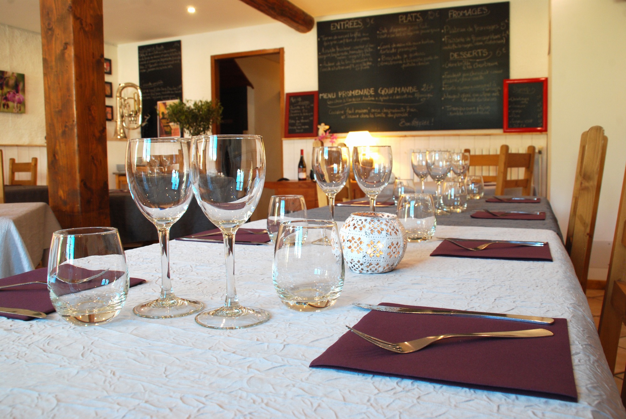 Table dressée en intérieur