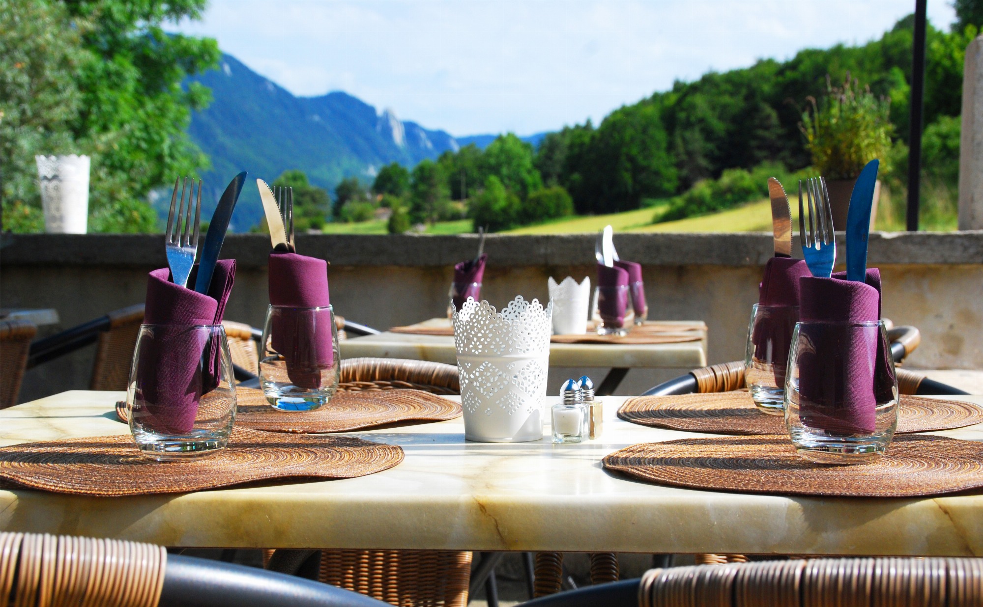 Table dressée en terrasse