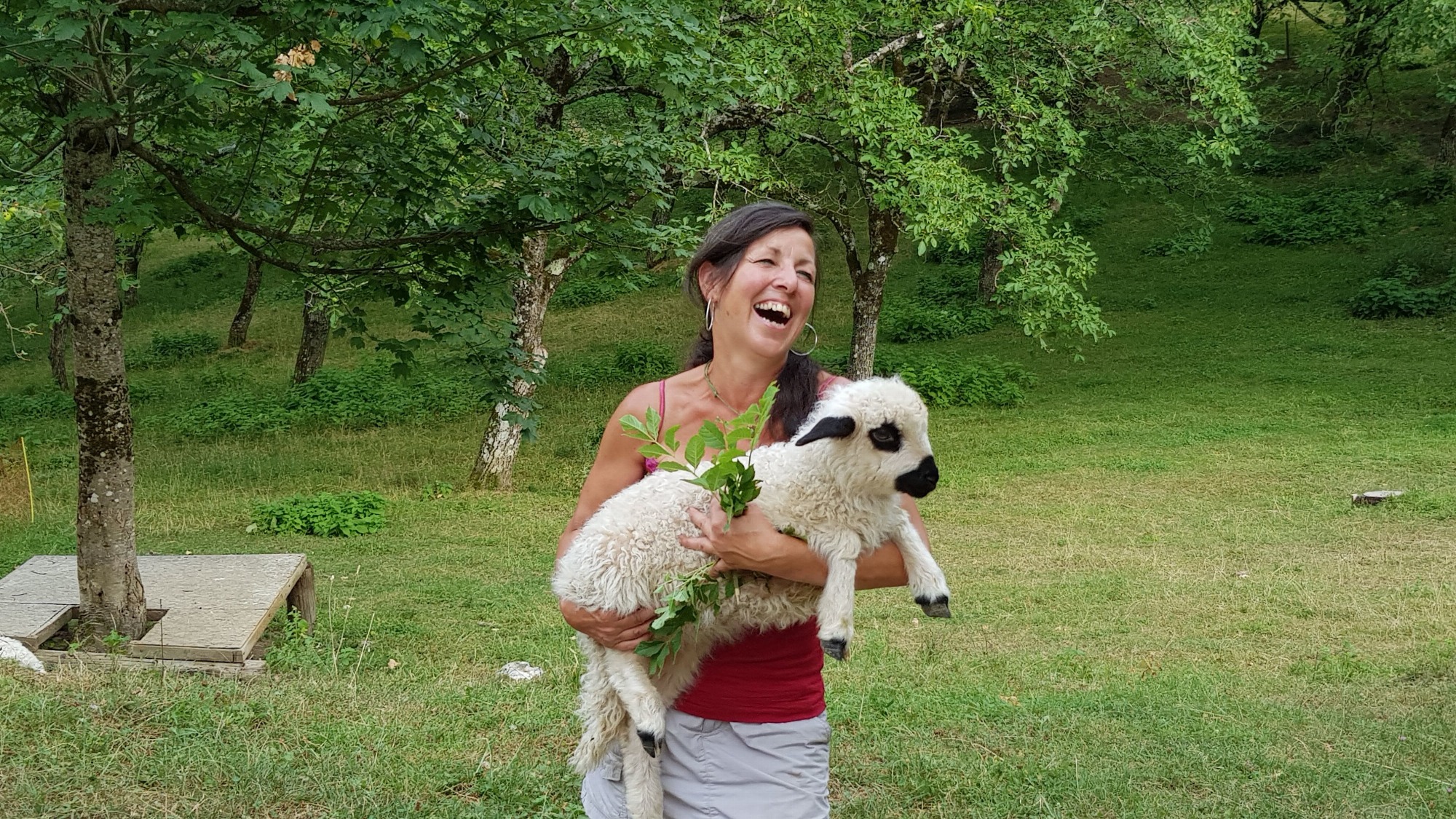 Angélique Doucet avec son agneau