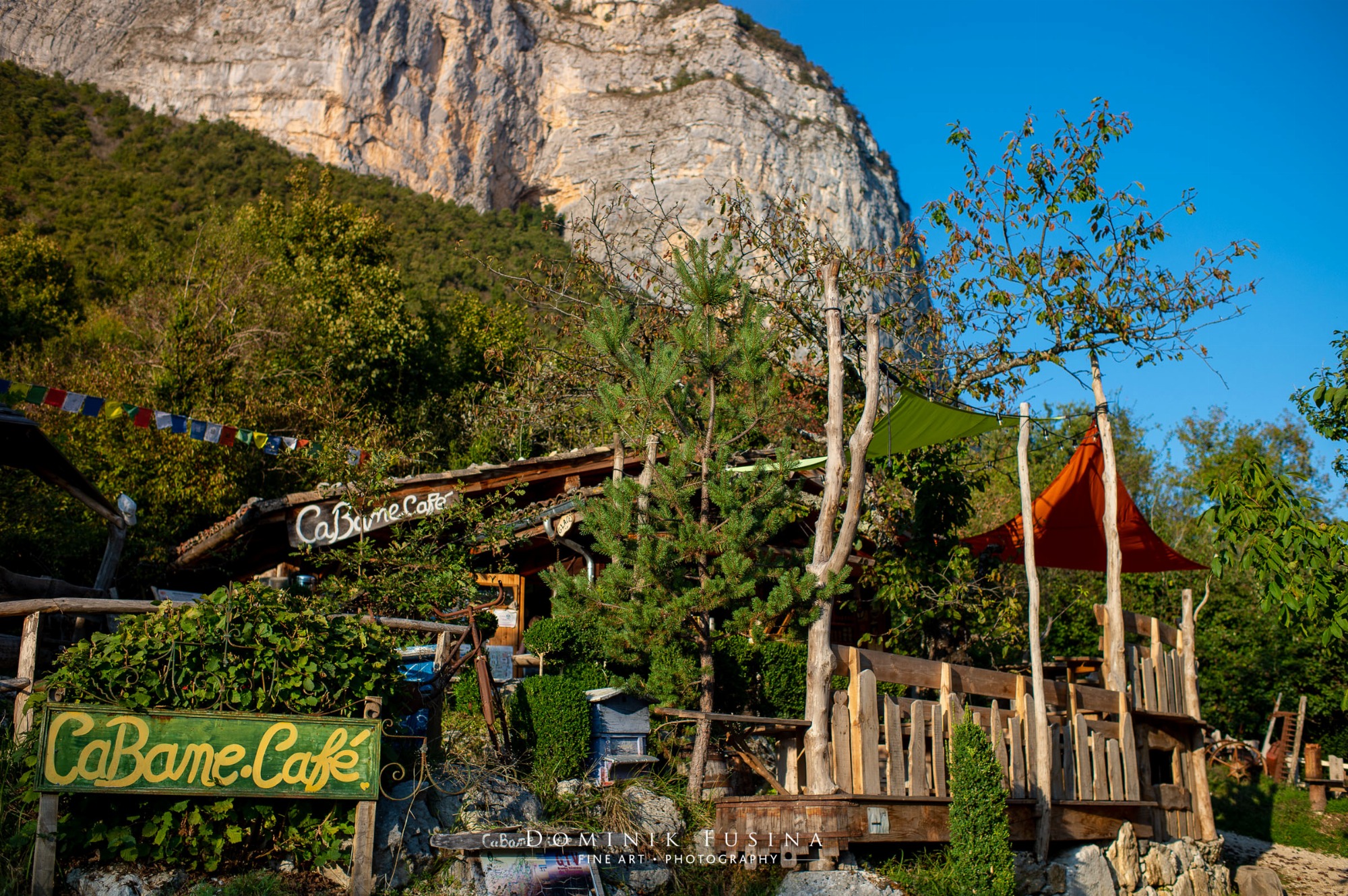 Cabane Café entouré par les montagnes