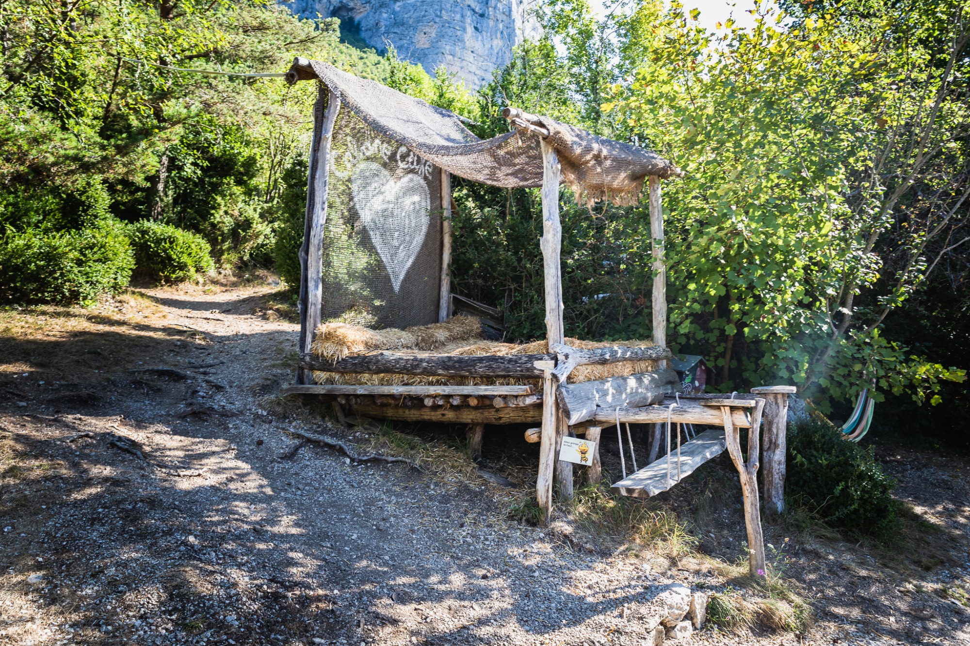 Cabane Café, Lit à Baldaquin
