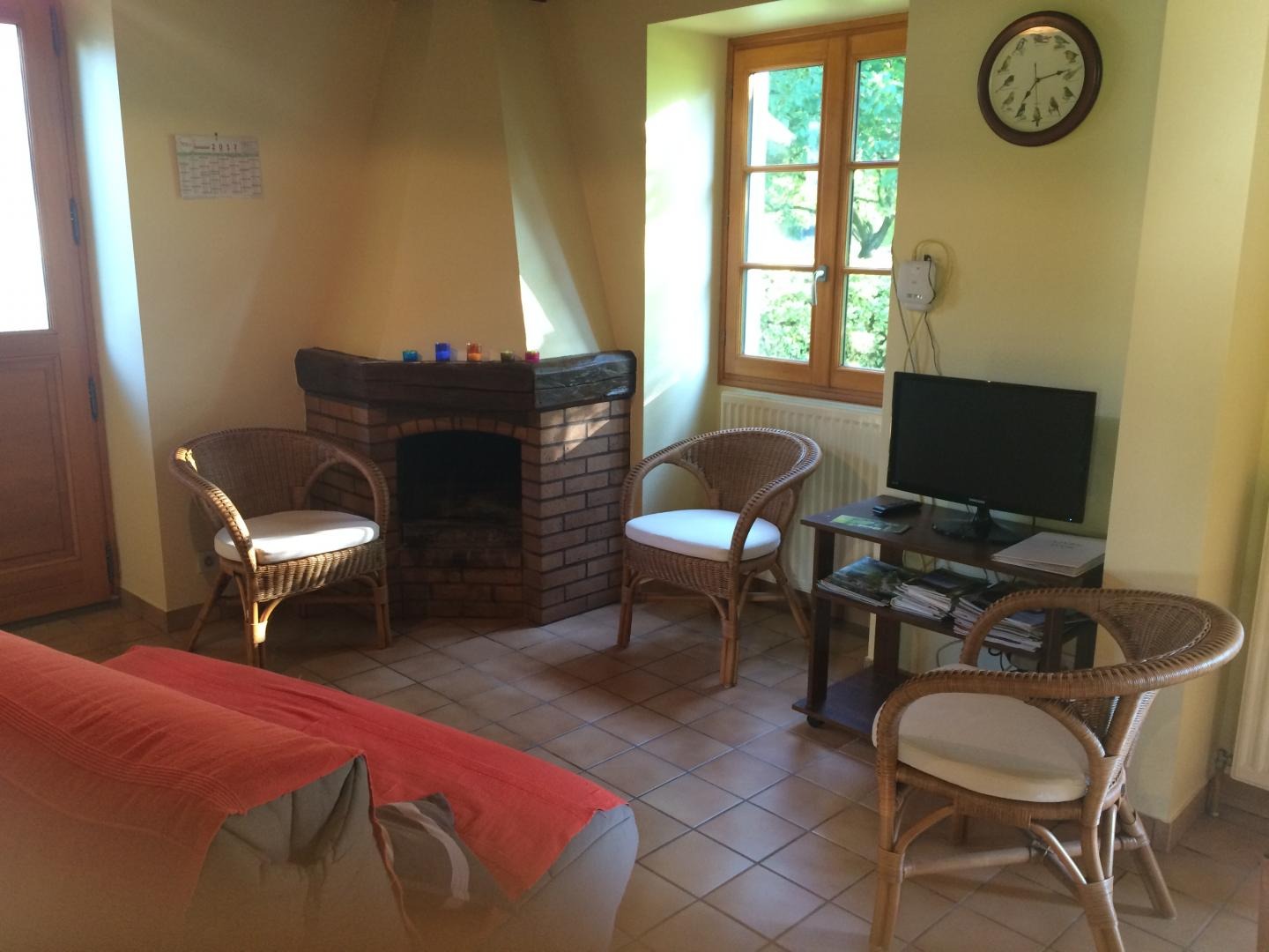 Salon avec télévision et cheminée