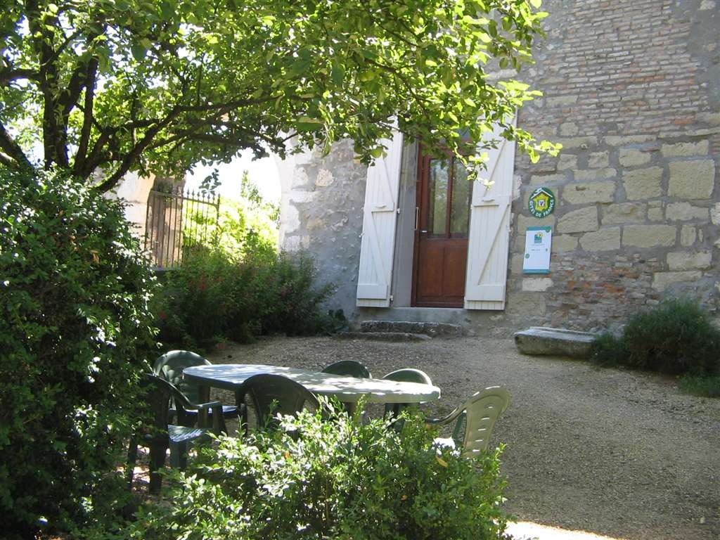 cour ombragée devant le gîte