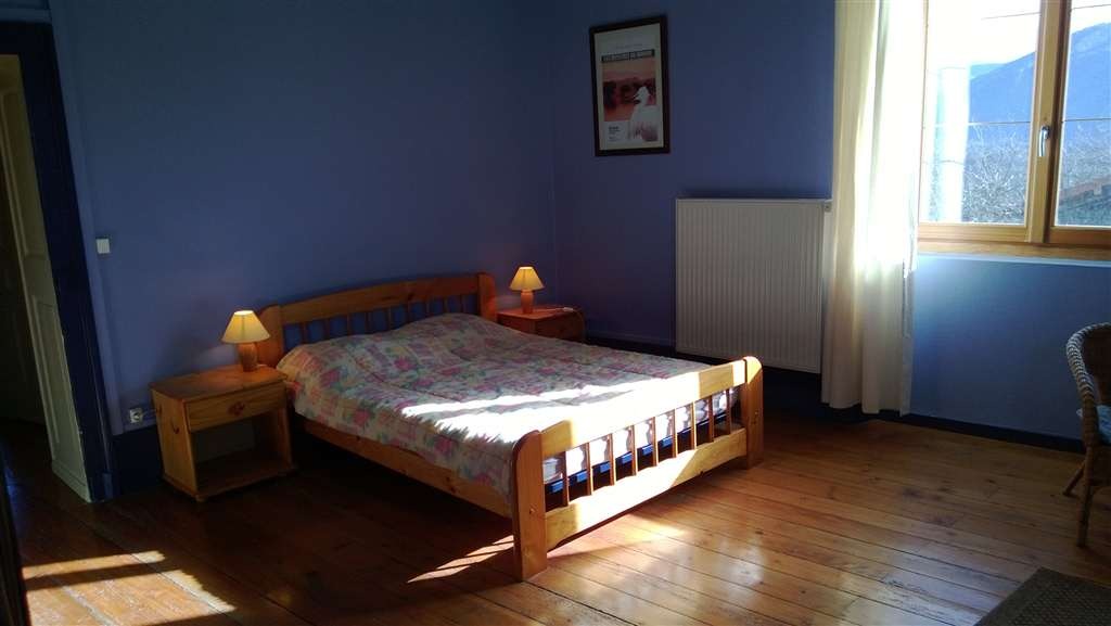 Chambre 3 spacieuse & lumineuse. Fenêtres est & sud