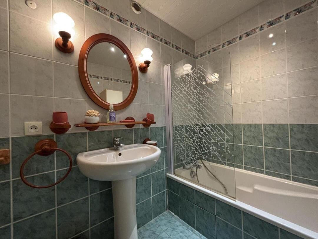 Salle de bain privative + toilette - 1er étage
