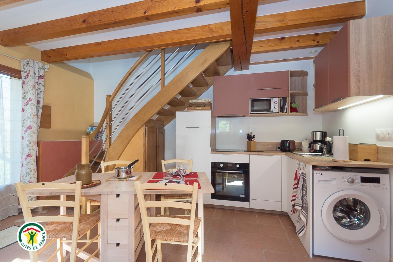 cuisine toute équipée et vue sur escalier confortable montant à la chambre.