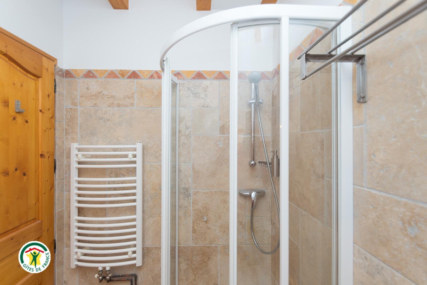 salle de bain du bas avec WC