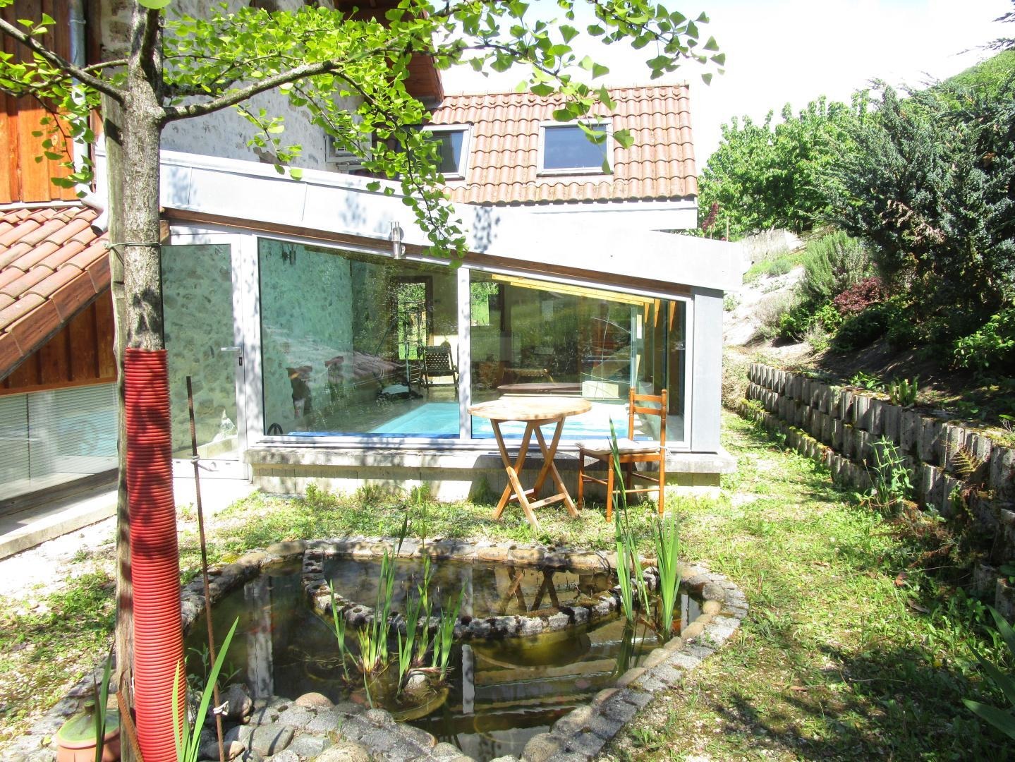 Piscine Vue du bassin des poissons et de la grenouille