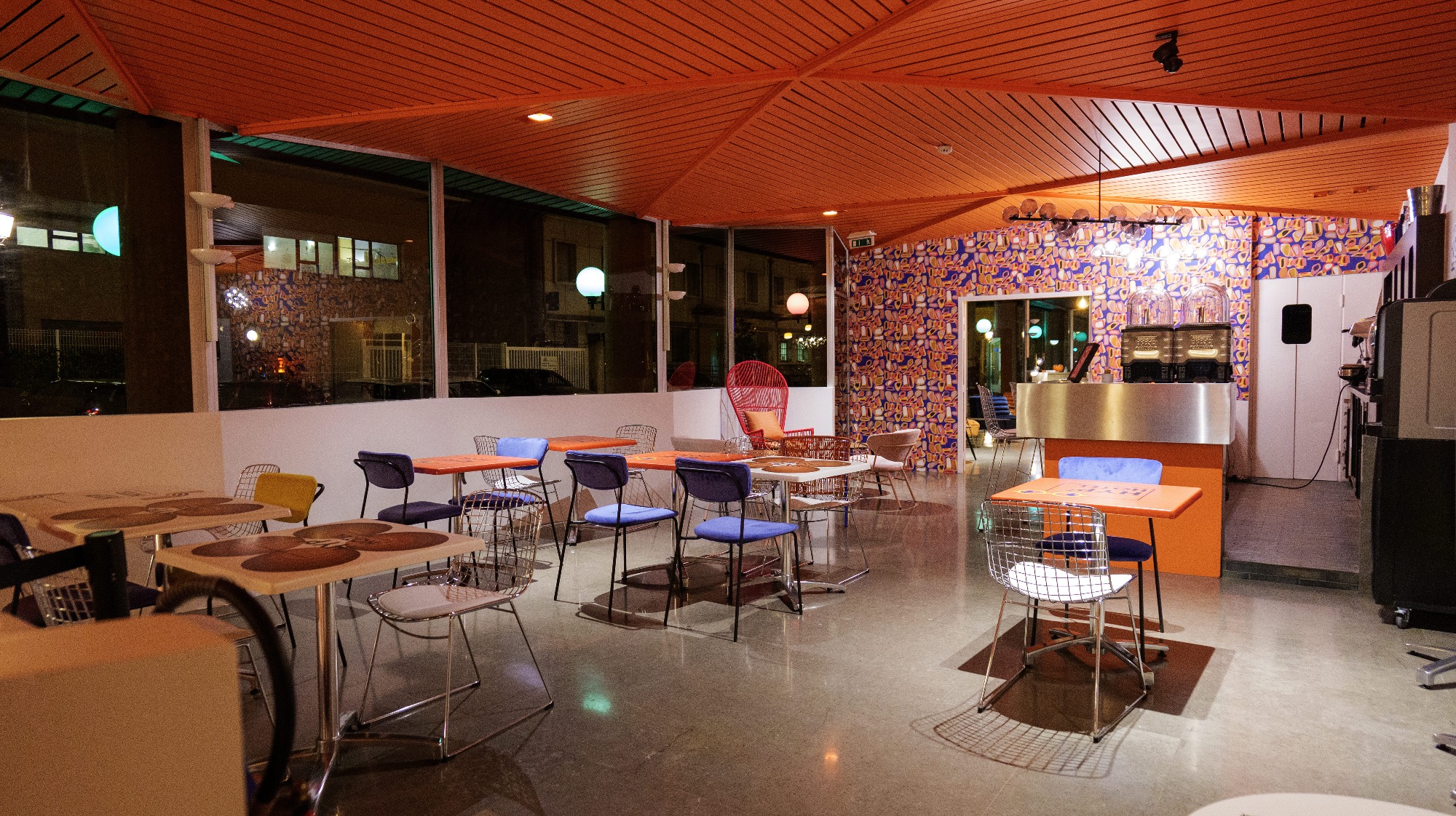 bar restaurant