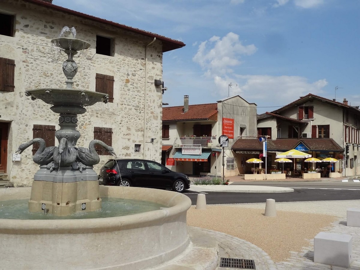 Place de la fontaine à Cognin