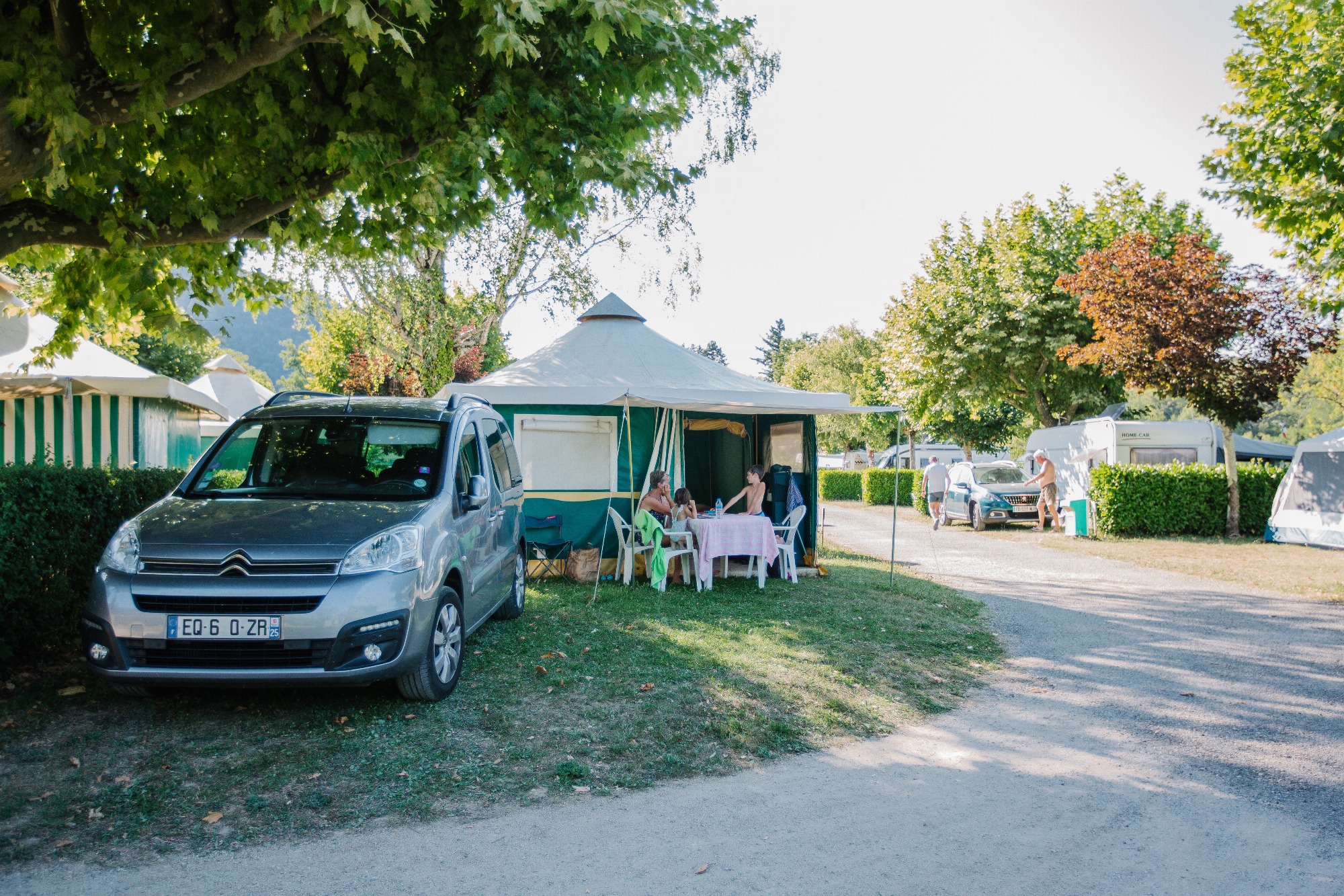 Famille attablée devant un auvent