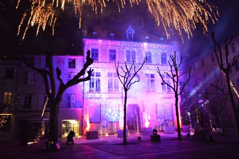 Feu d’artifice et spectacle pyrotechnique sur la Mairie