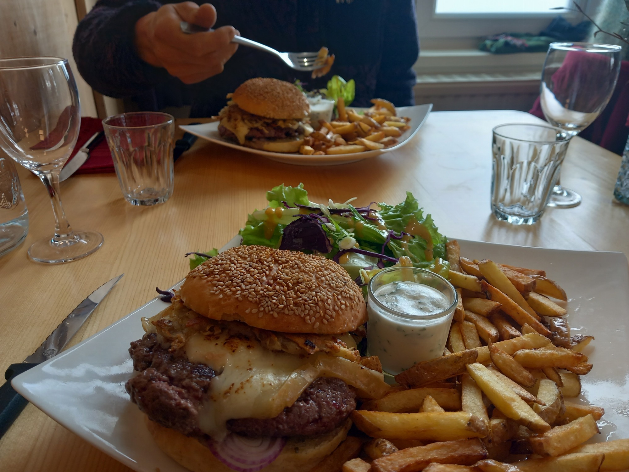 Burger accompagné de frites et de salade verte