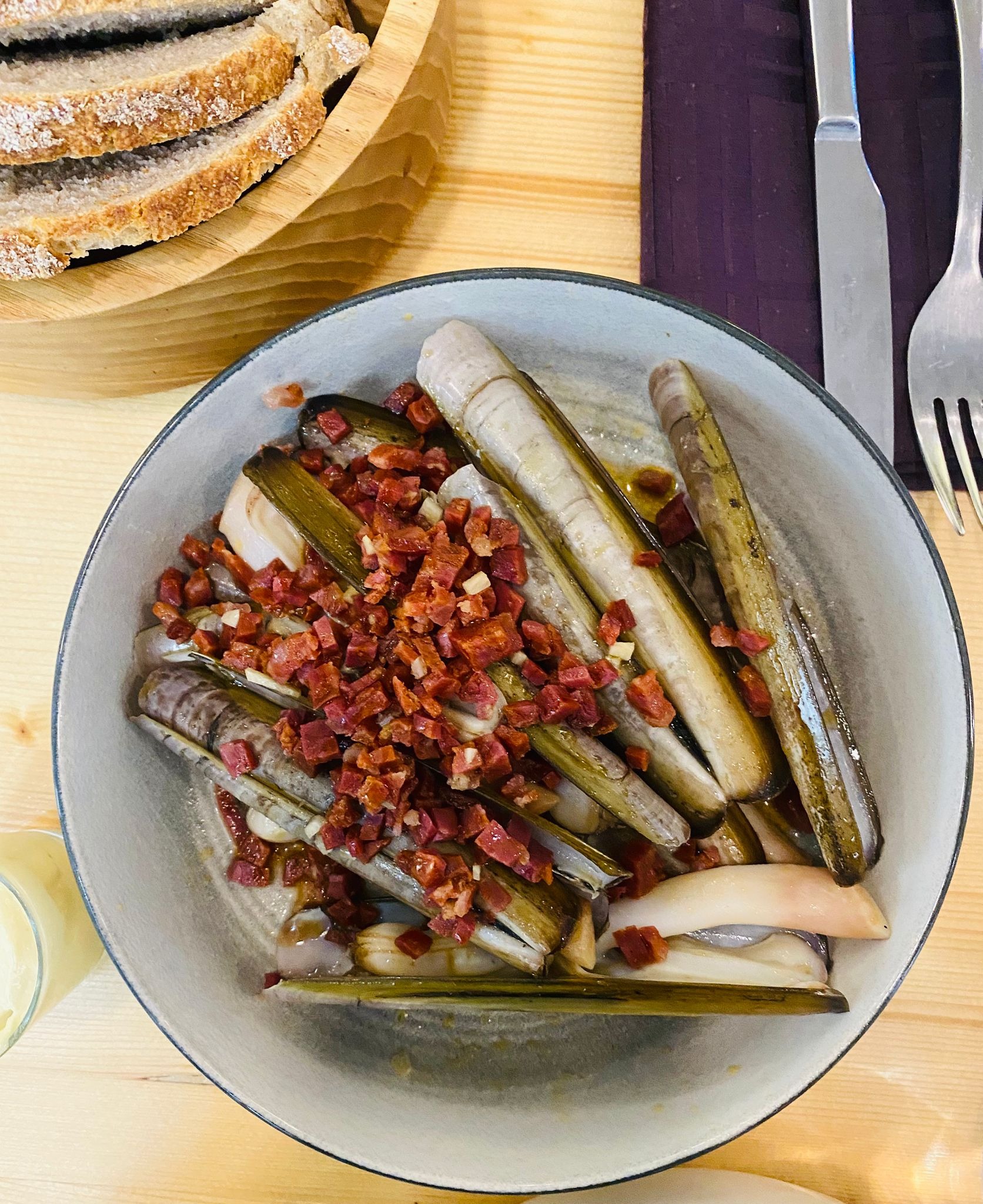 Crustacés-couteaux-au-chorizo-maison