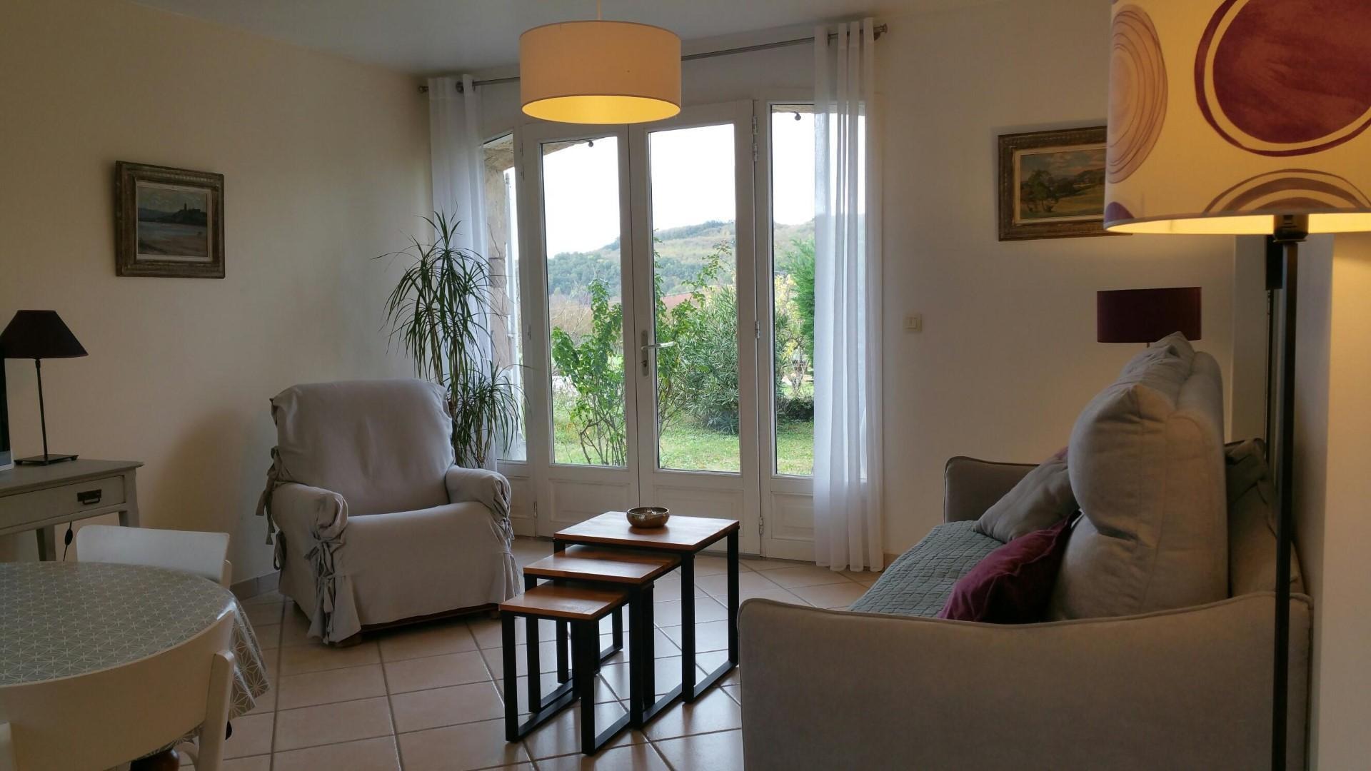 Canapé et fauteuil relax avec vue sur le jardin