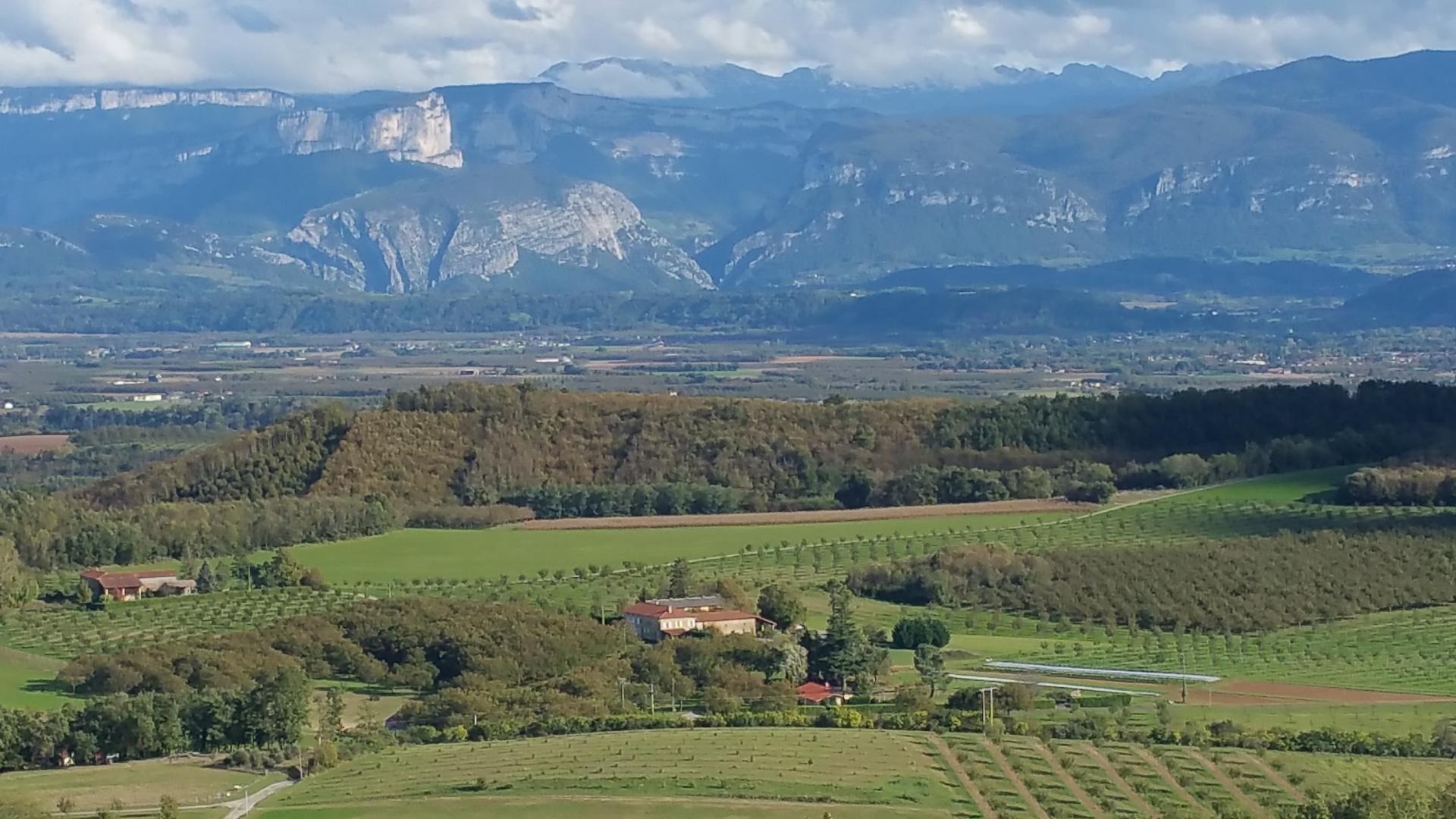 Vue de la propriété avec au fond le Vercors