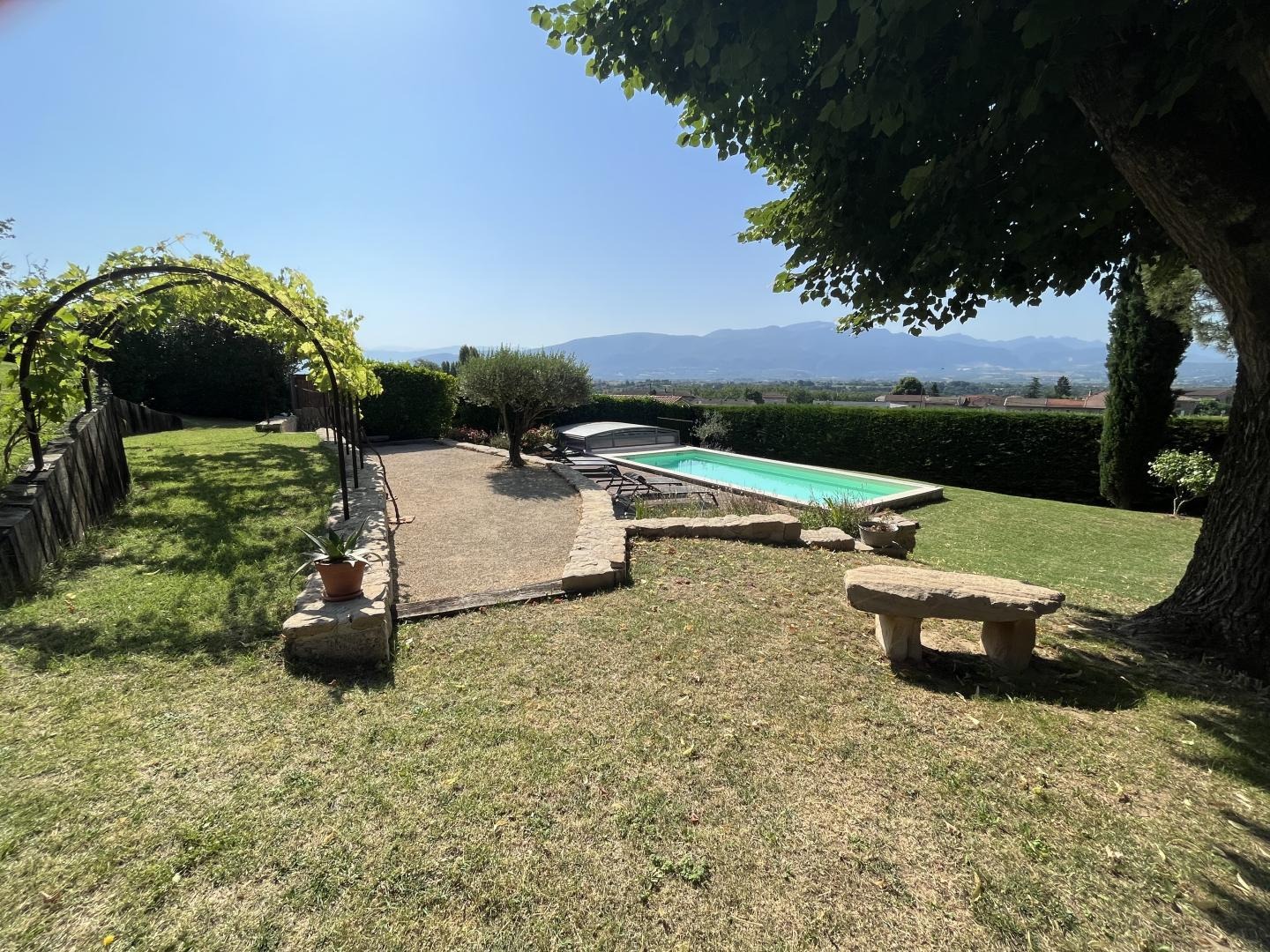 Vue sur la piscine depuis le gîte.