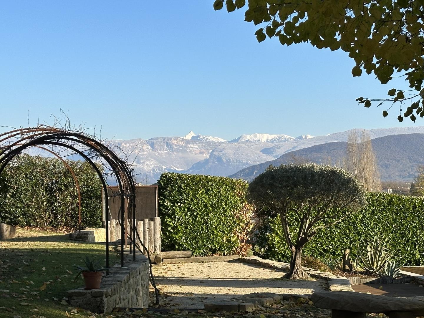 Vue sur le Vercors (la neige en moins l?été !)
Terrain de pétanque.