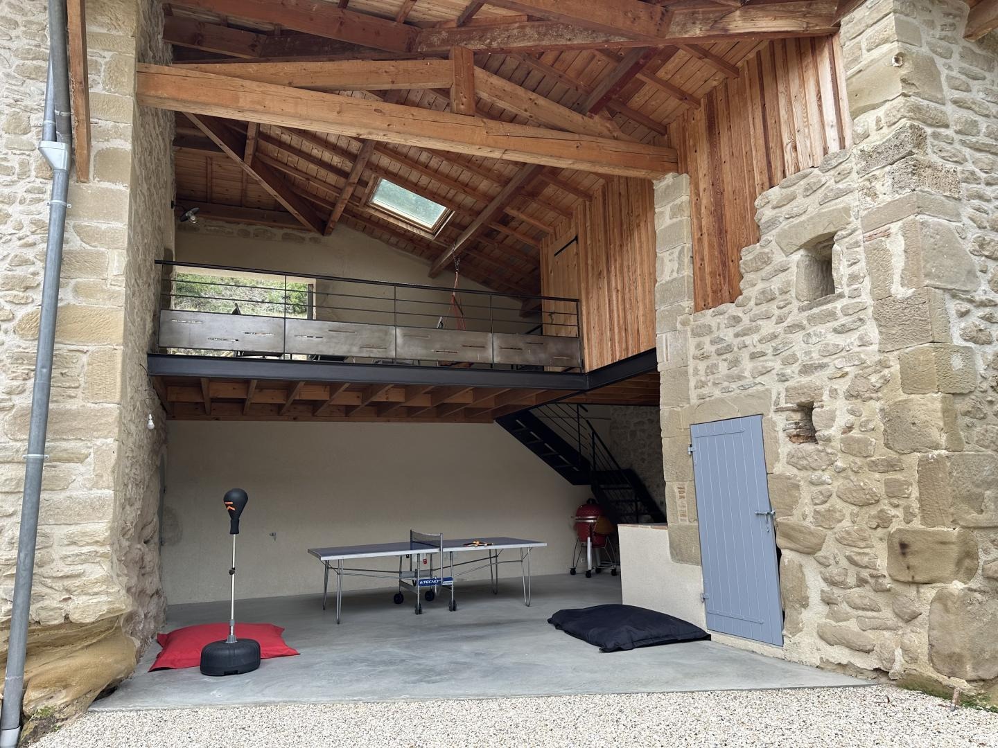 La terrasse couverte (mezzanine ) avec table de ping-pong dessous.