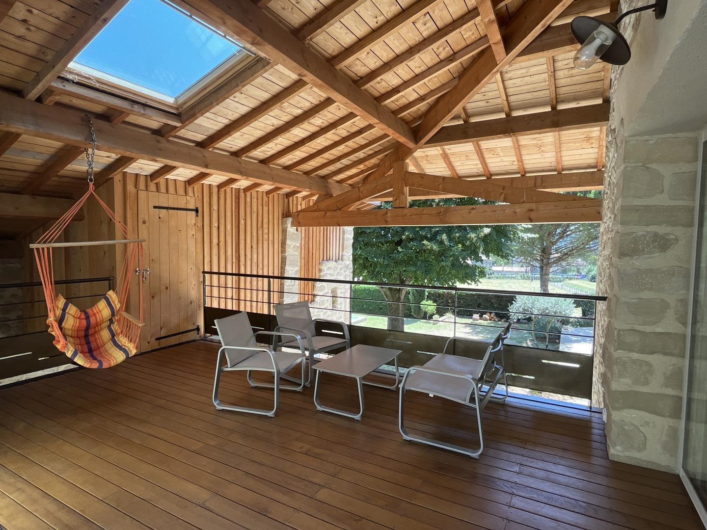 En cas de pluie vous avez une terrasse spacieuse et couverte en mezzanine