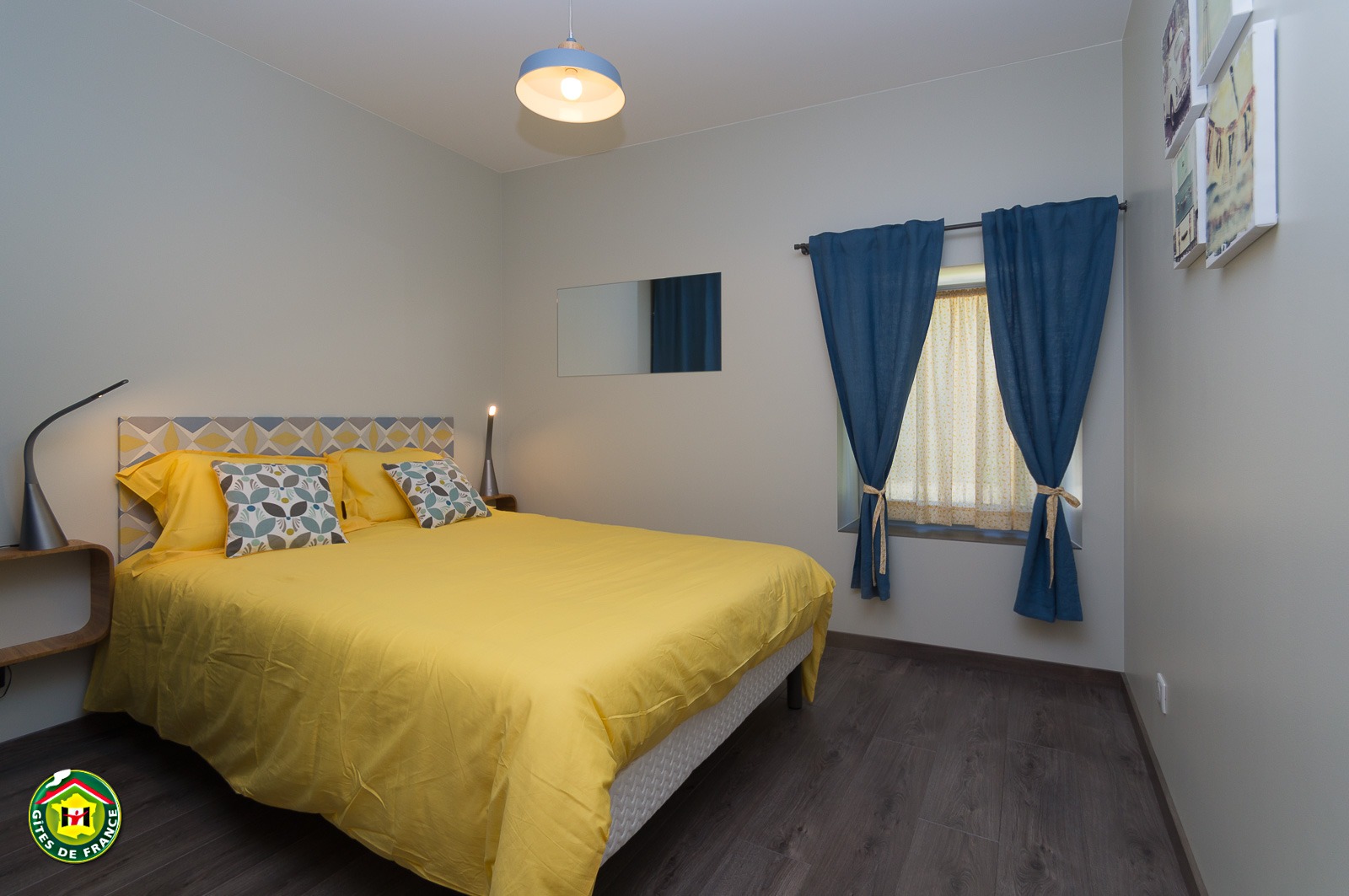 Chambre parentale avec son lit en 2M de long.