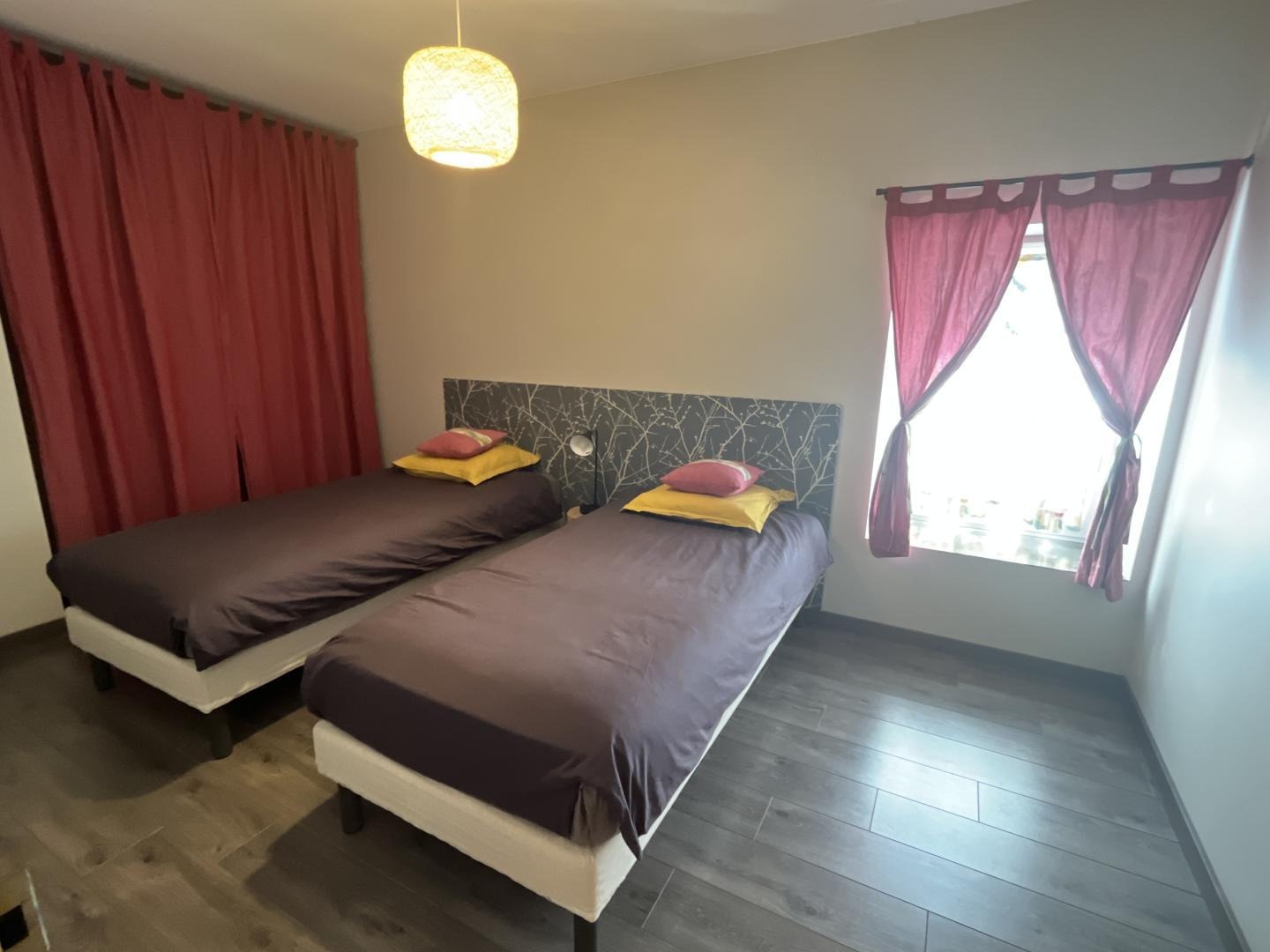 Chambre enfant avec ses lits 90*200 ou possibilité de les accoler