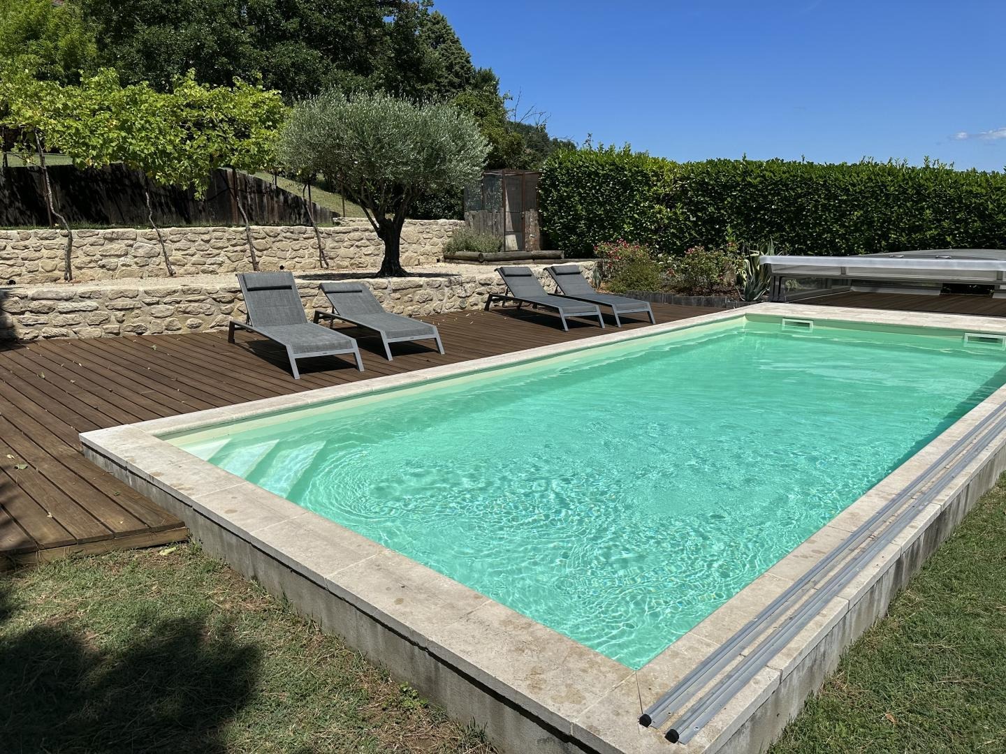 Une piscine toujours à température grâce a son abri coulissant