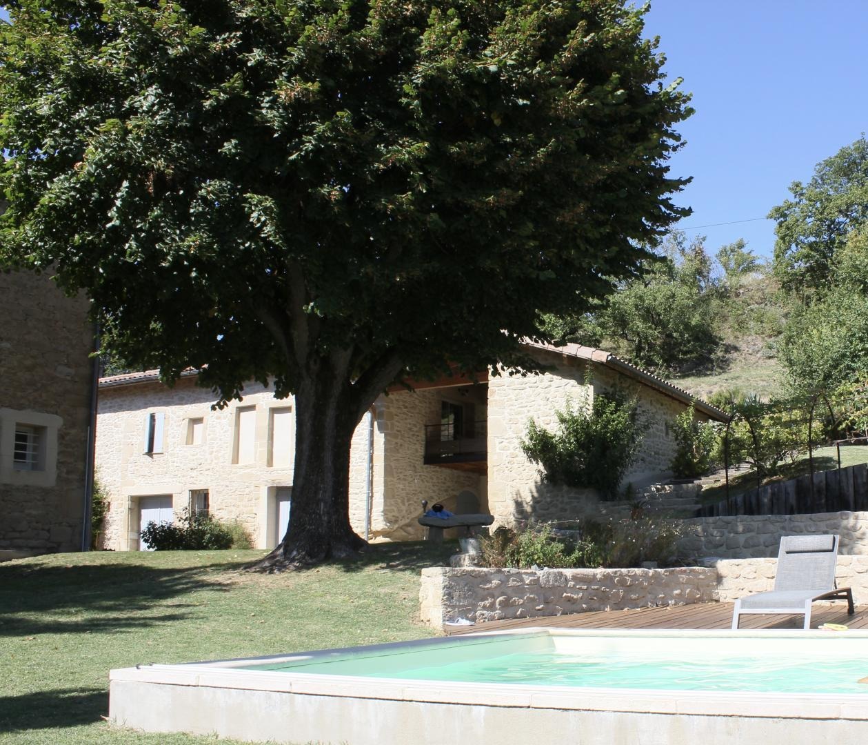 Vue sur le gîte depuis la piscine