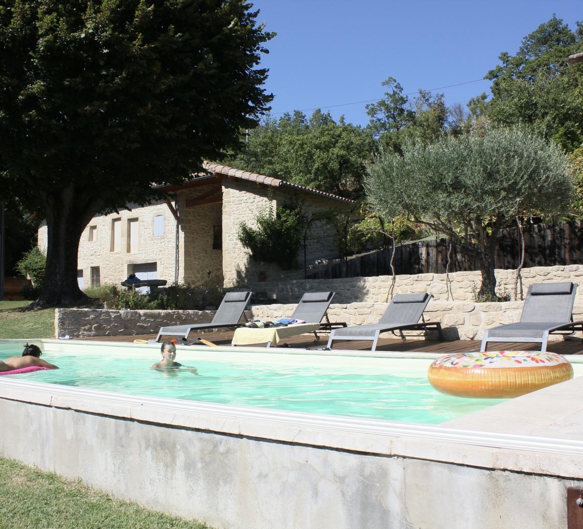 Vue sur le gîte depuis la piscine