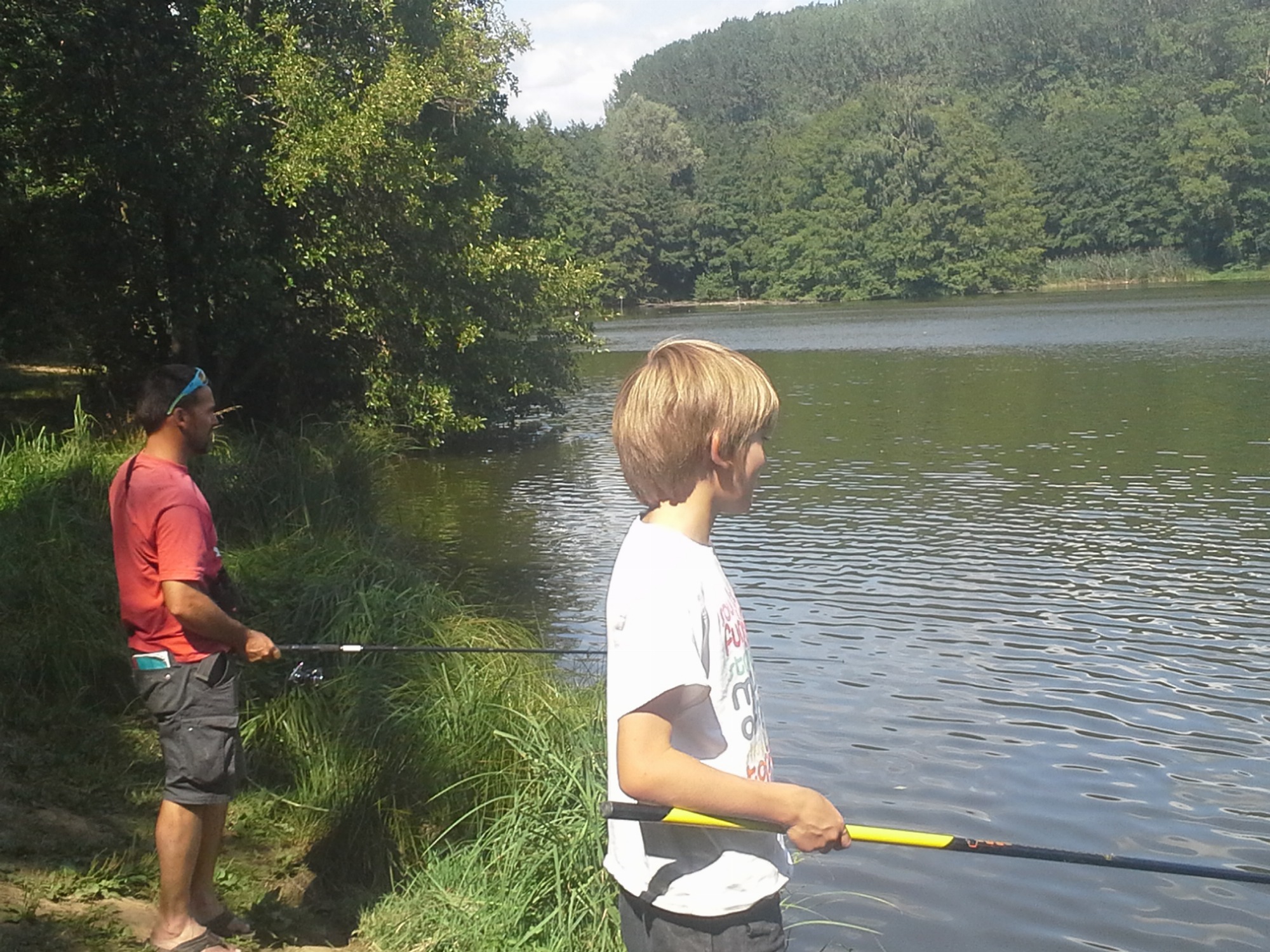 pere et fils à la pêche