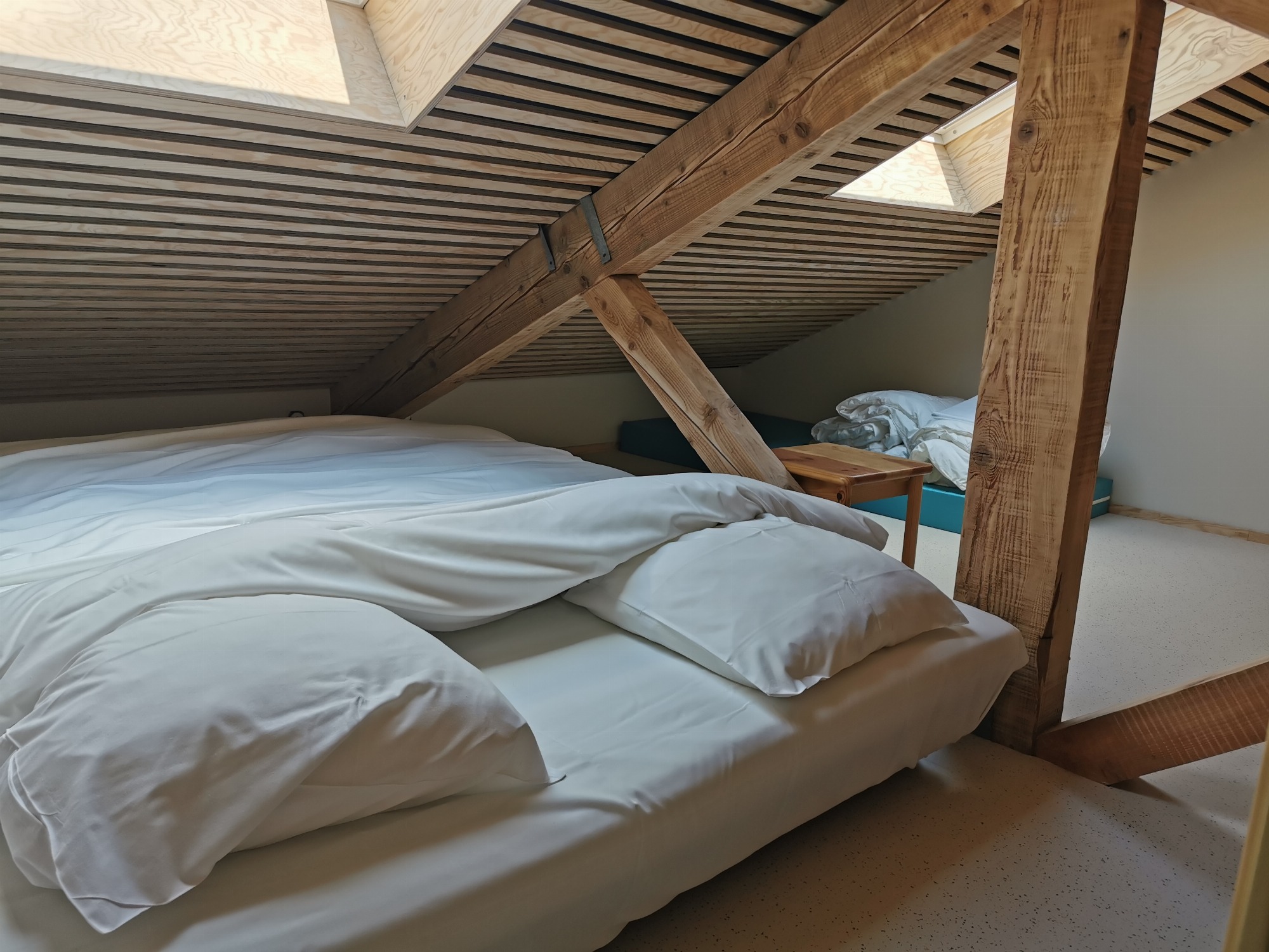 Vue sur la mezzanine d'un meublé de l'Hostel Quartier Libre