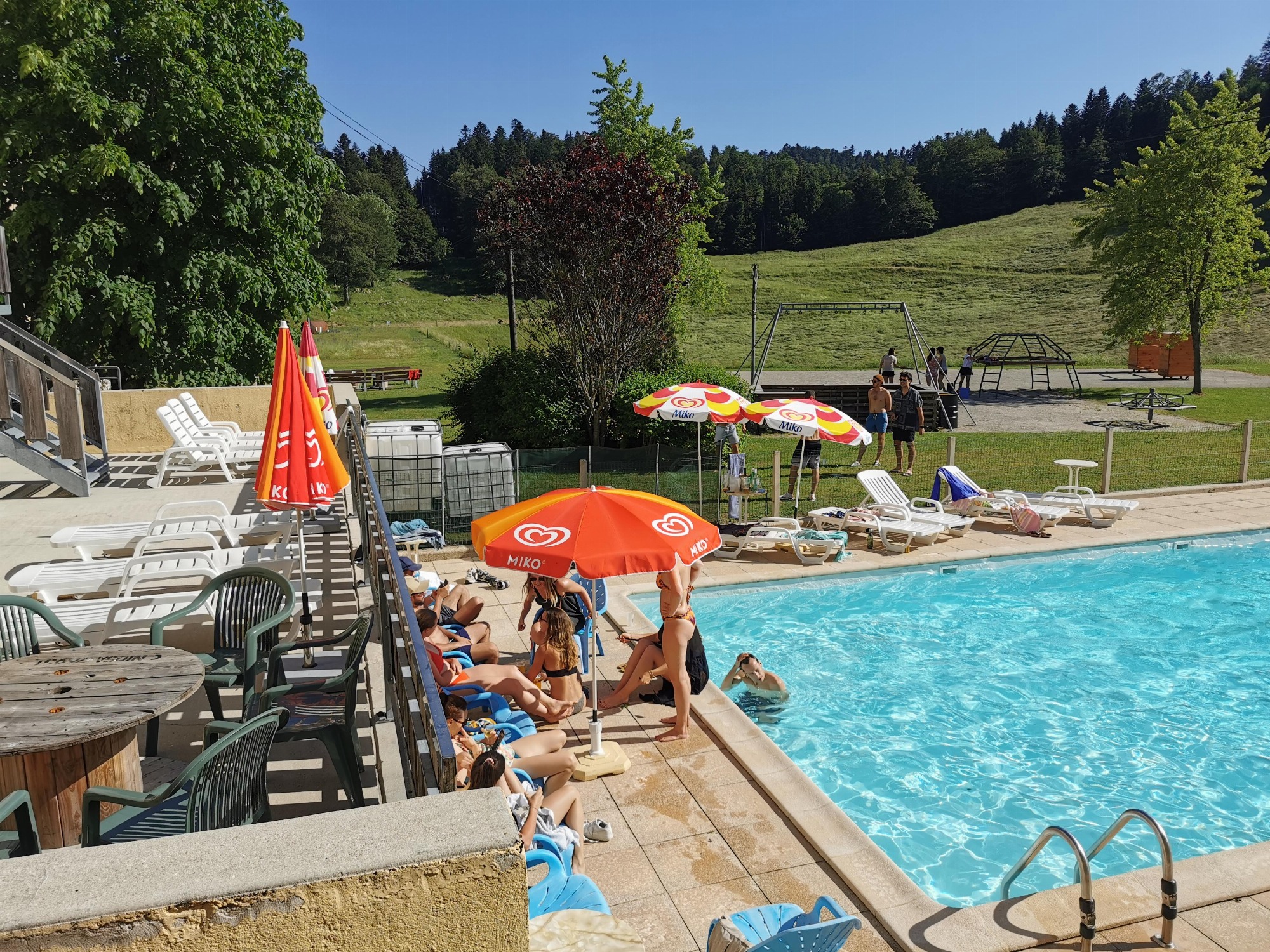 Vue de la piscine estivale de l'Hostel Quartier Libre