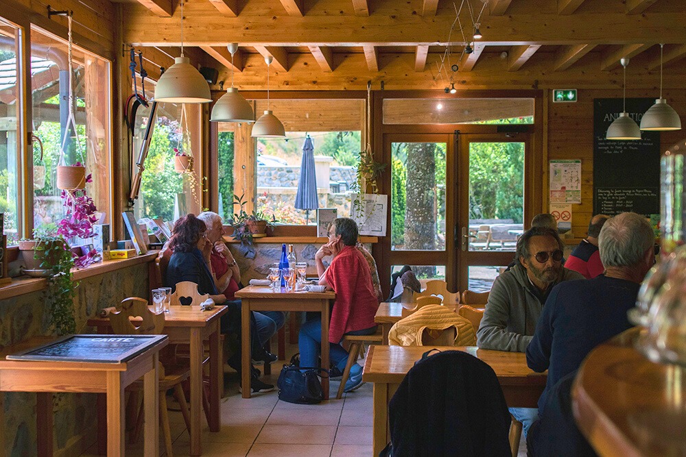 Vue de la salle de bar de l'Hostel Quartier Libre