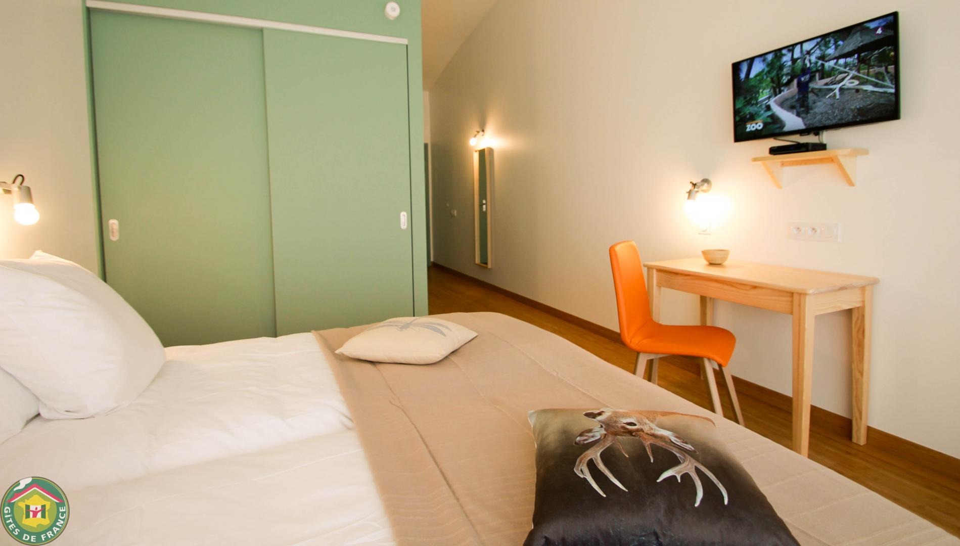 Accessible aux personnes à mobilité réduite ,chambre avec 2 lits de 90 cm.