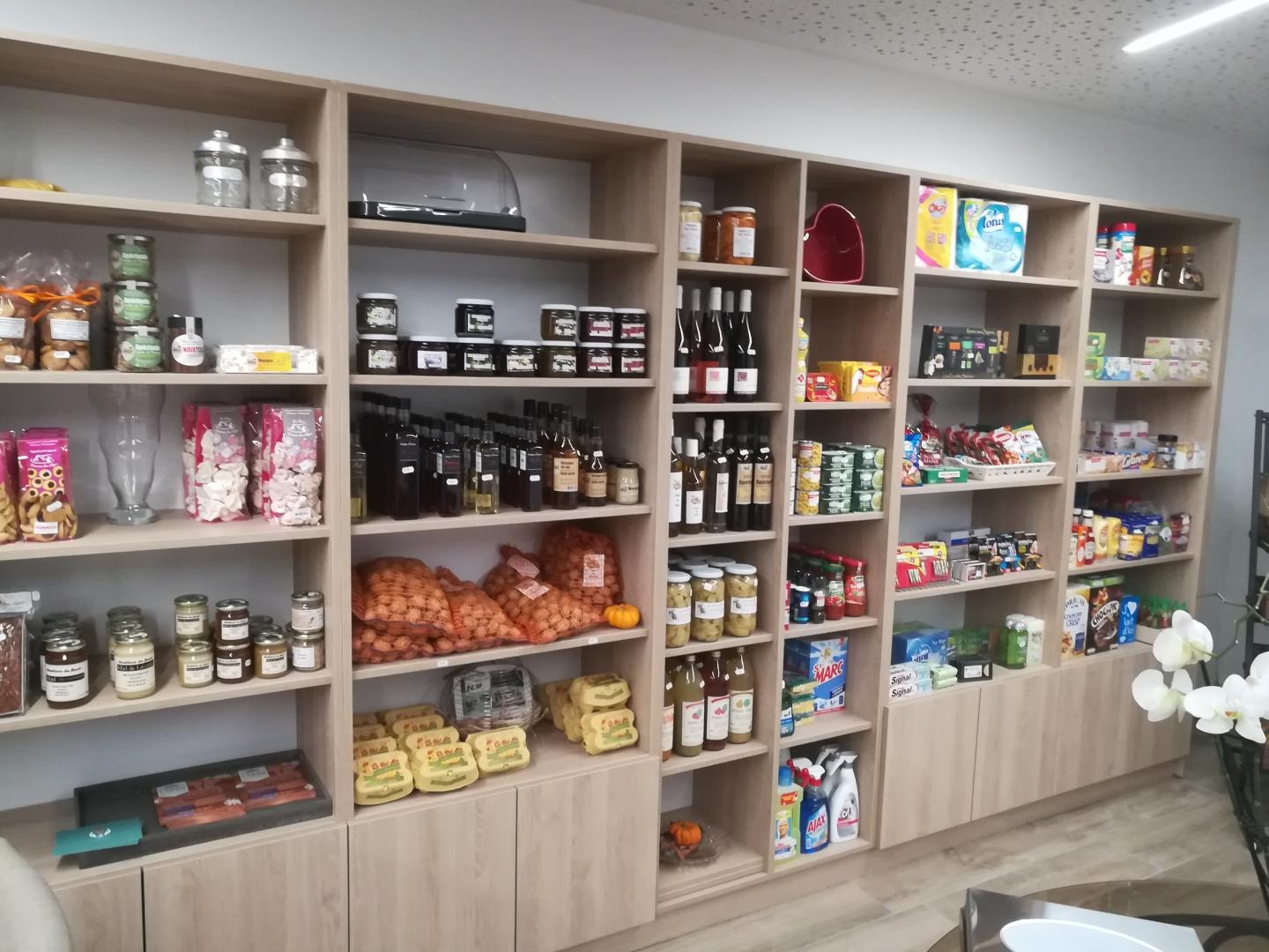 Épicerie de produits du terroir et de premières nécessités.