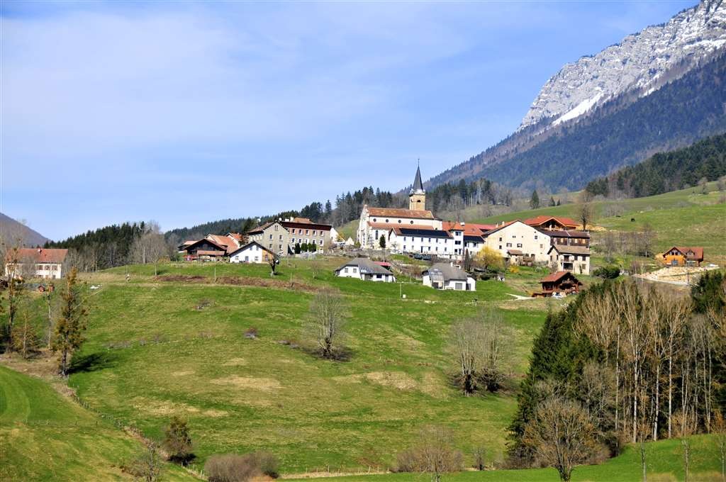 Vue du village de Rencurel