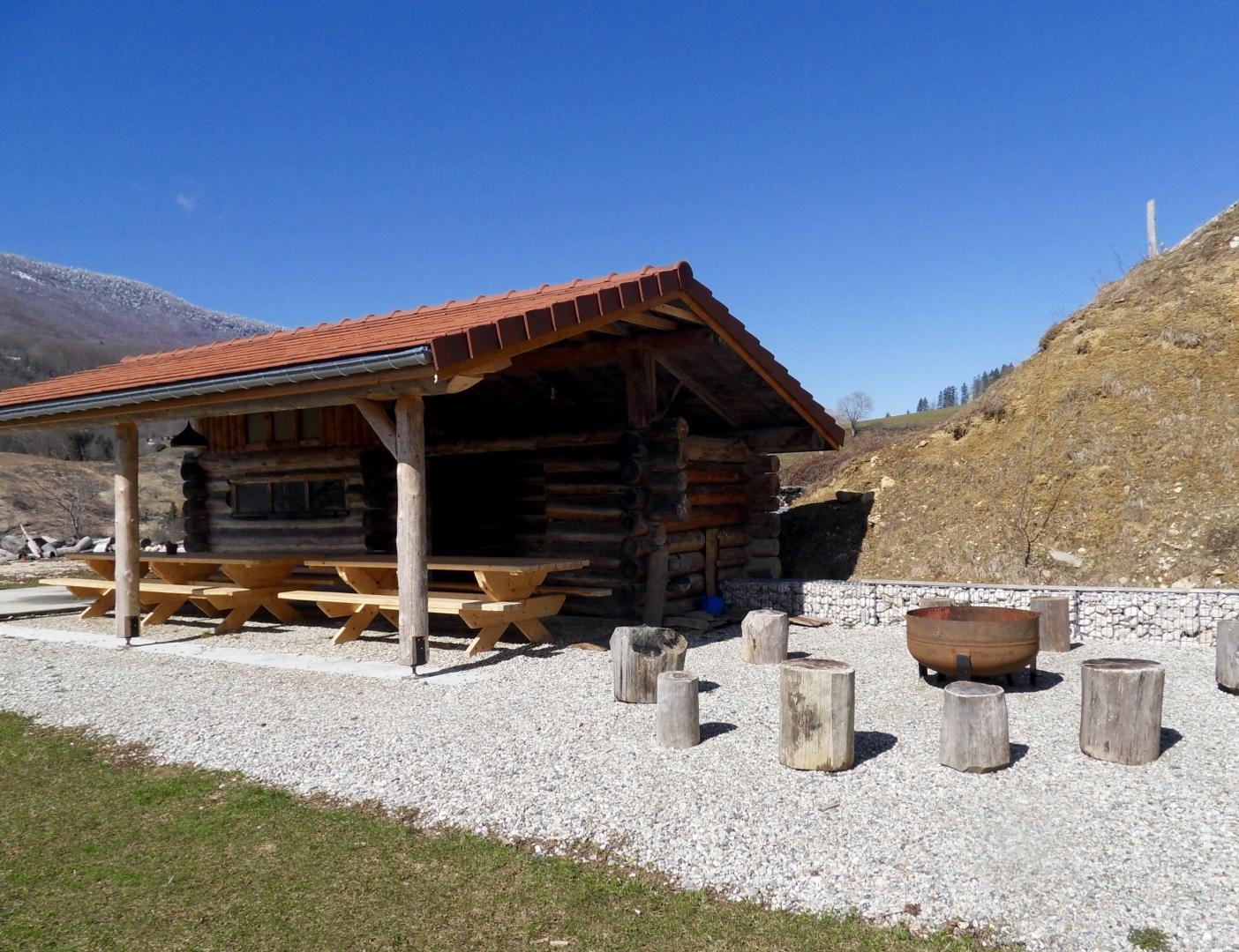 tables bancs abritées et brasero