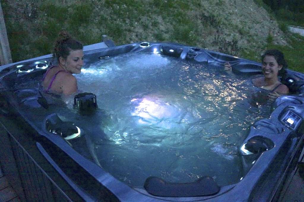 SPA privé sur la terrasse du gite qui invite à la détente
