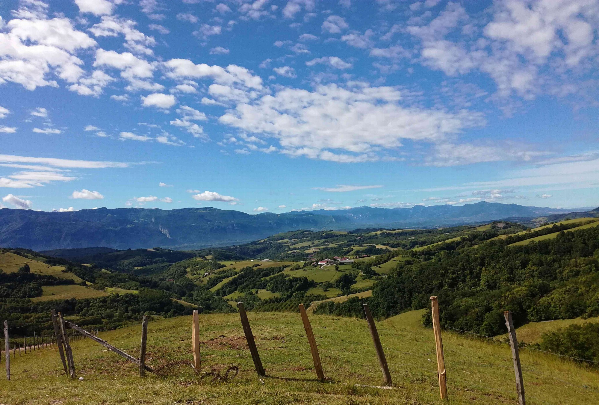 Les collines des Chambarans en face du Vercors