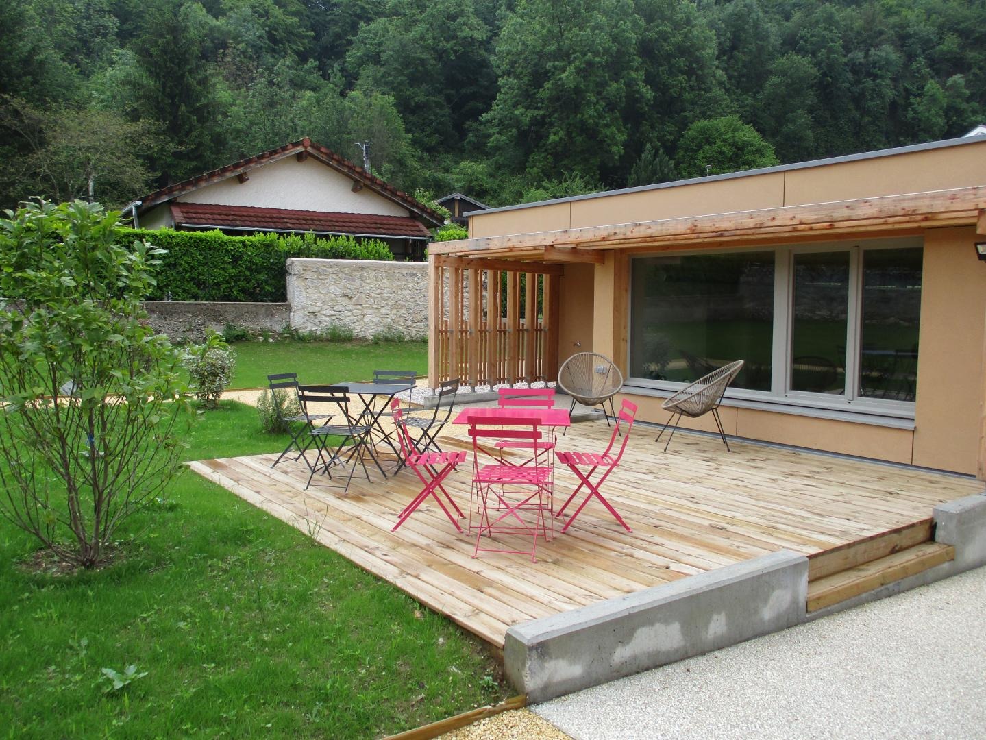 Terrasse extérieure à l'arrière du gîte.